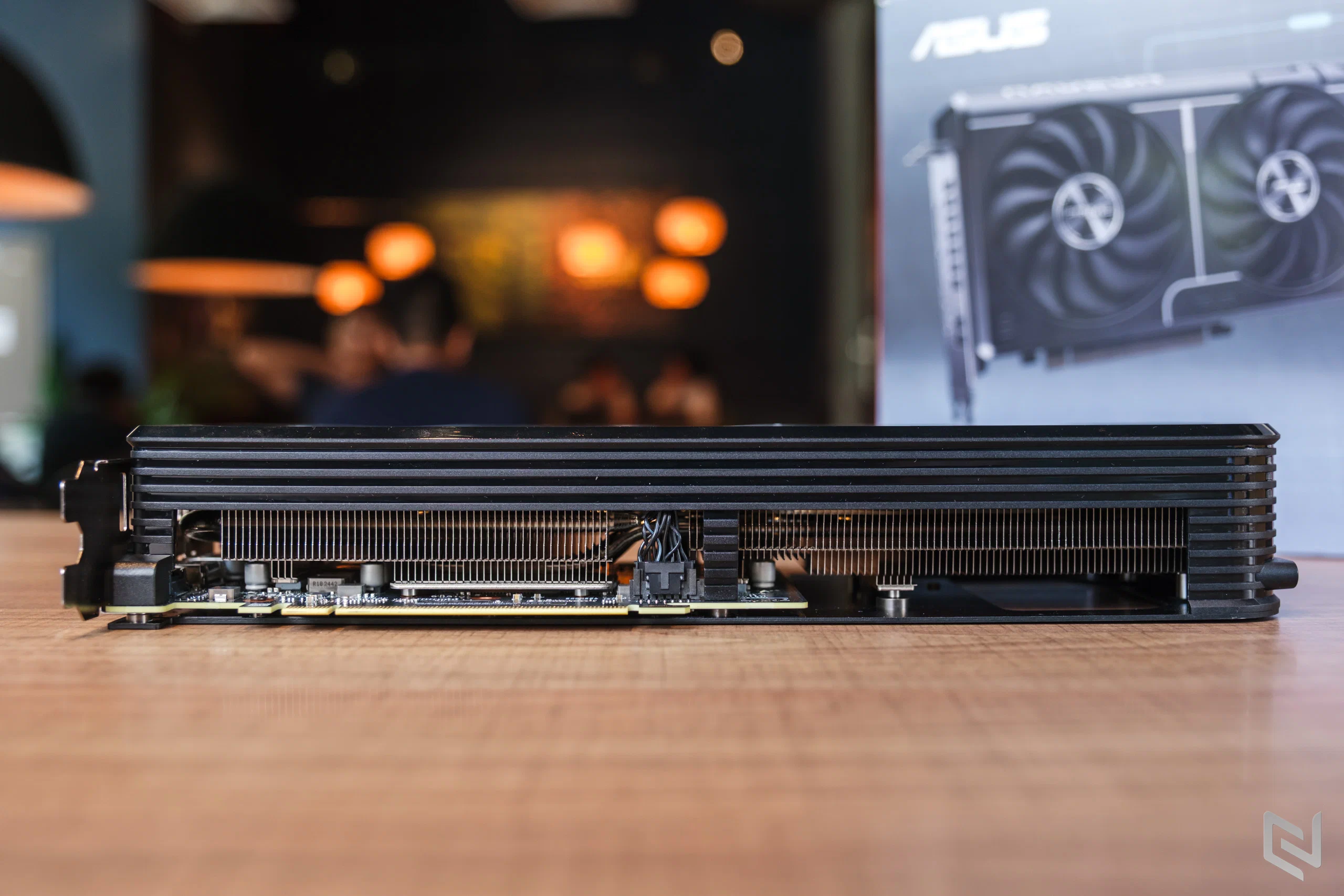 Trên tay ASUS Prime RX 9060 XT: Thiết kế tối giản, VRAM 16 GB, hiệu năng cân RTX 5060 Ti