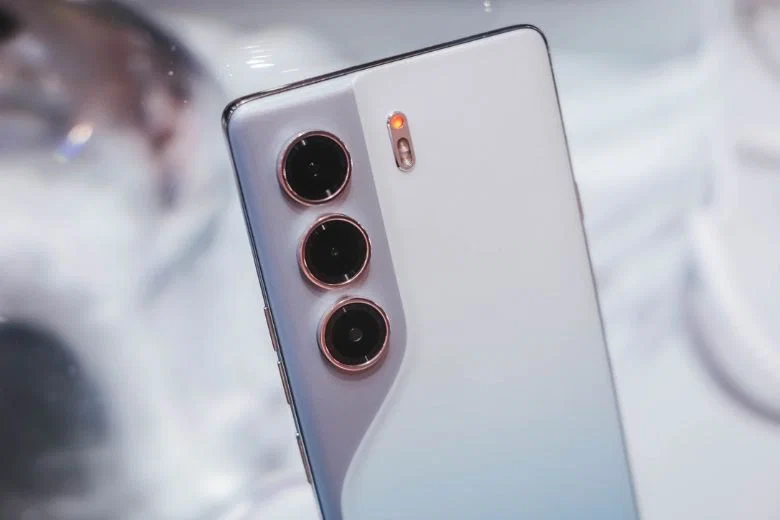 TECNO CAMON 40: Smartphone mỏng nhẹ, bền bỉ chuẩn IP66, giá tốt tại Di Động Việt