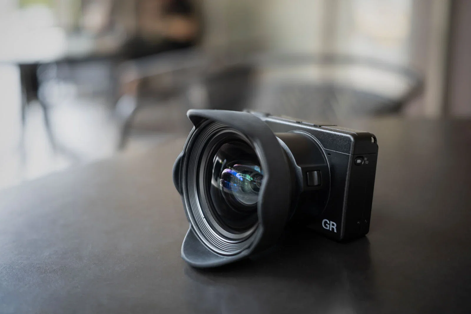 Ricoh GR IV ra mắt: Cảm biến APS-C 25.7MP, IBIS 5 trục, 53GB bộ nhớ trong