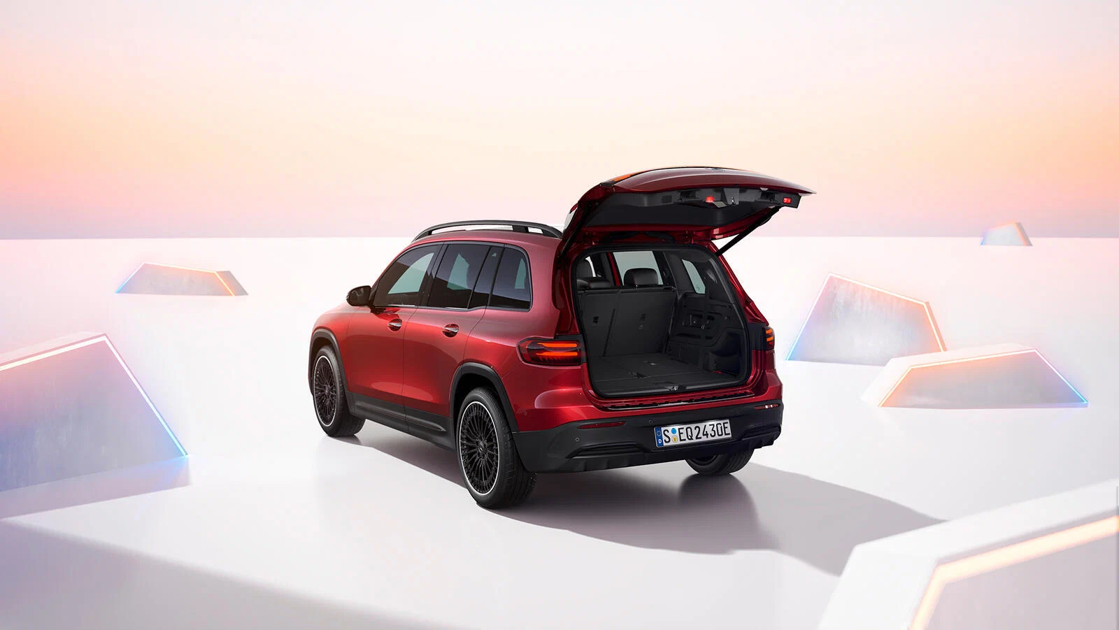 Mercedes-Benz EQB 250+ FL ra mắt: SUV điện hạng sang giá 2,309,000,000 VND