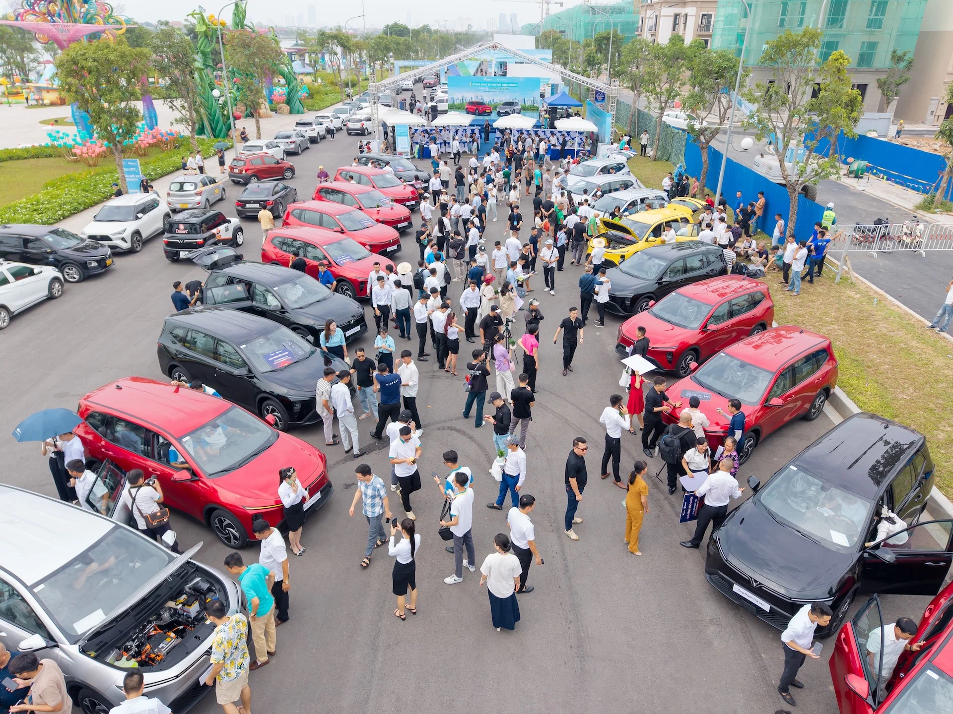 VinFast bàn giao lô Limo Green đầu tiên: Taxi điện 7 chỗ cho dịch vụ và gia đình