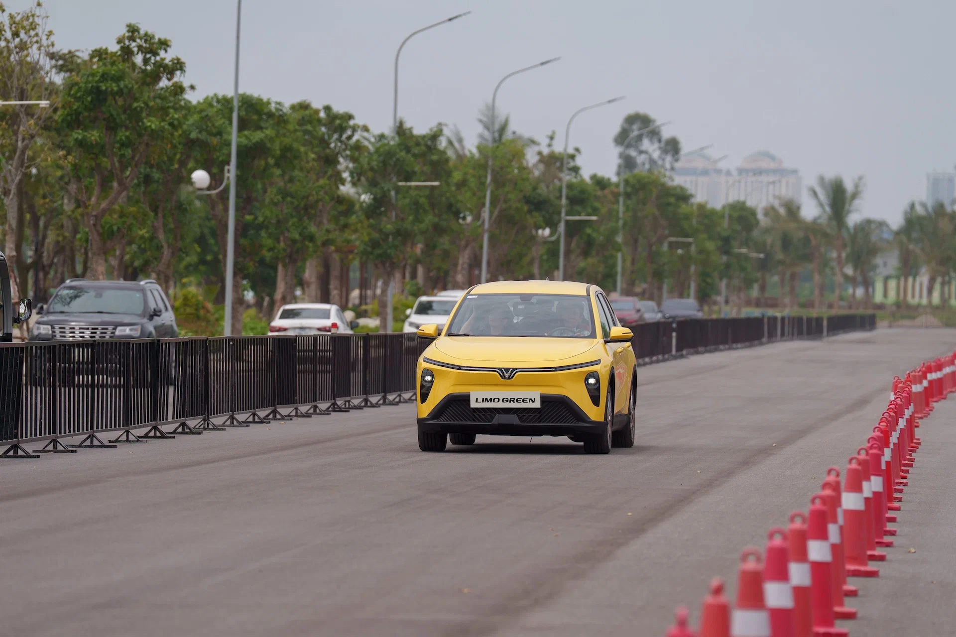 VinFast bàn giao lô Limo Green đầu tiên: Taxi điện 7 chỗ cho dịch vụ và gia đình