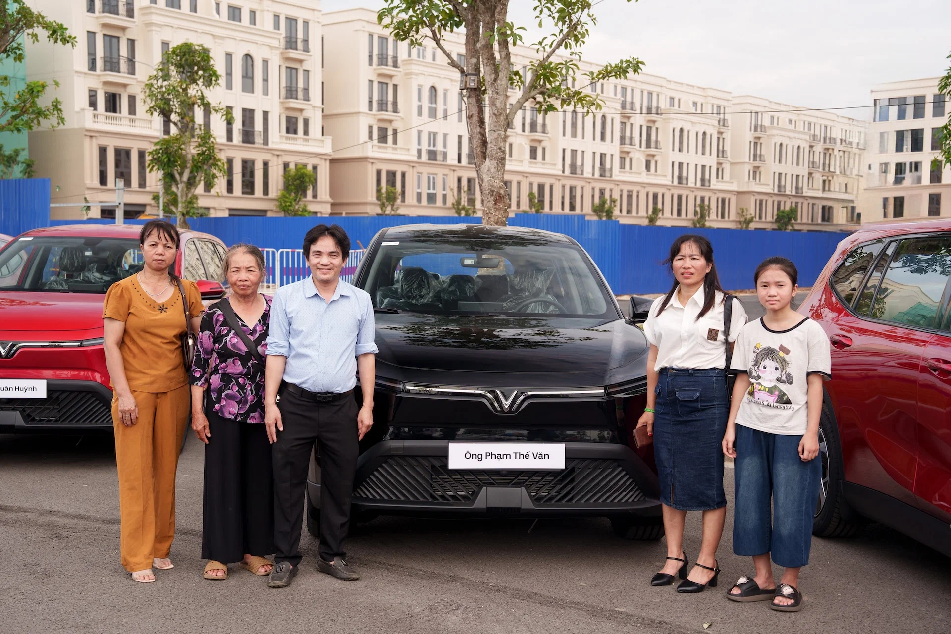 VinFast bàn giao lô Limo Green đầu tiên: Taxi điện 7 chỗ cho dịch vụ và gia đình