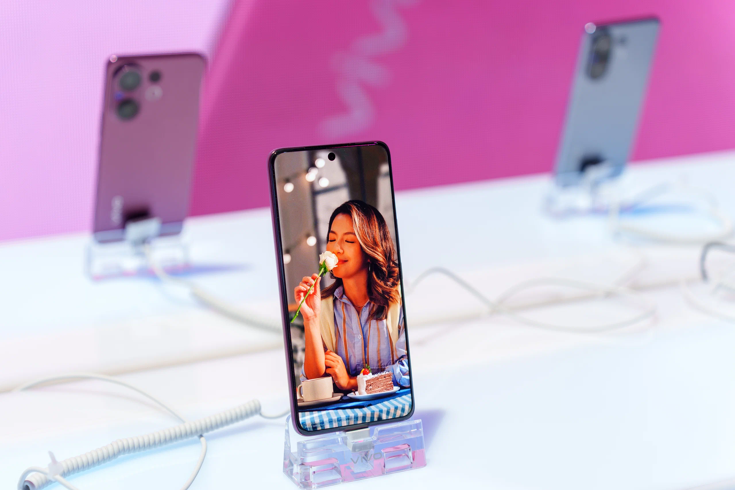 vivo V60 5G ra mắt tại Việt Nam: Camera Tele ZEISS 50MP, pin 6,500mAh, sạc nhanh 90W