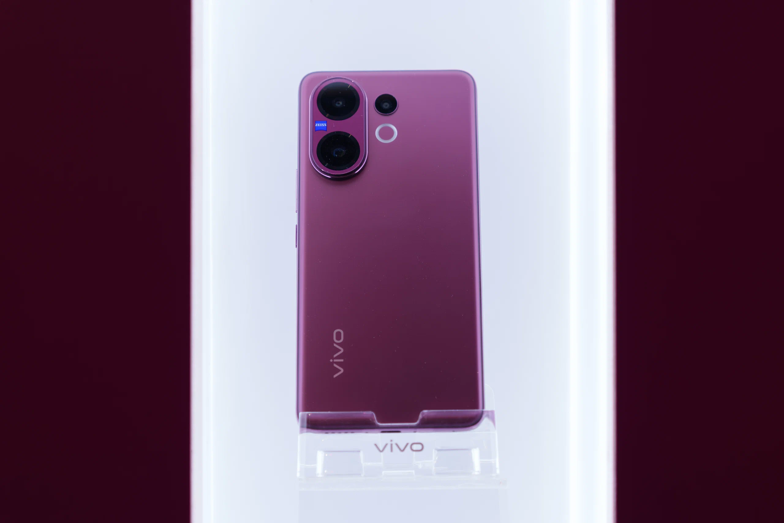 vivo V60 5G ra mắt tại Việt Nam: Camera Tele ZEISS 50MP, pin 6,500mAh, sạc nhanh 90W