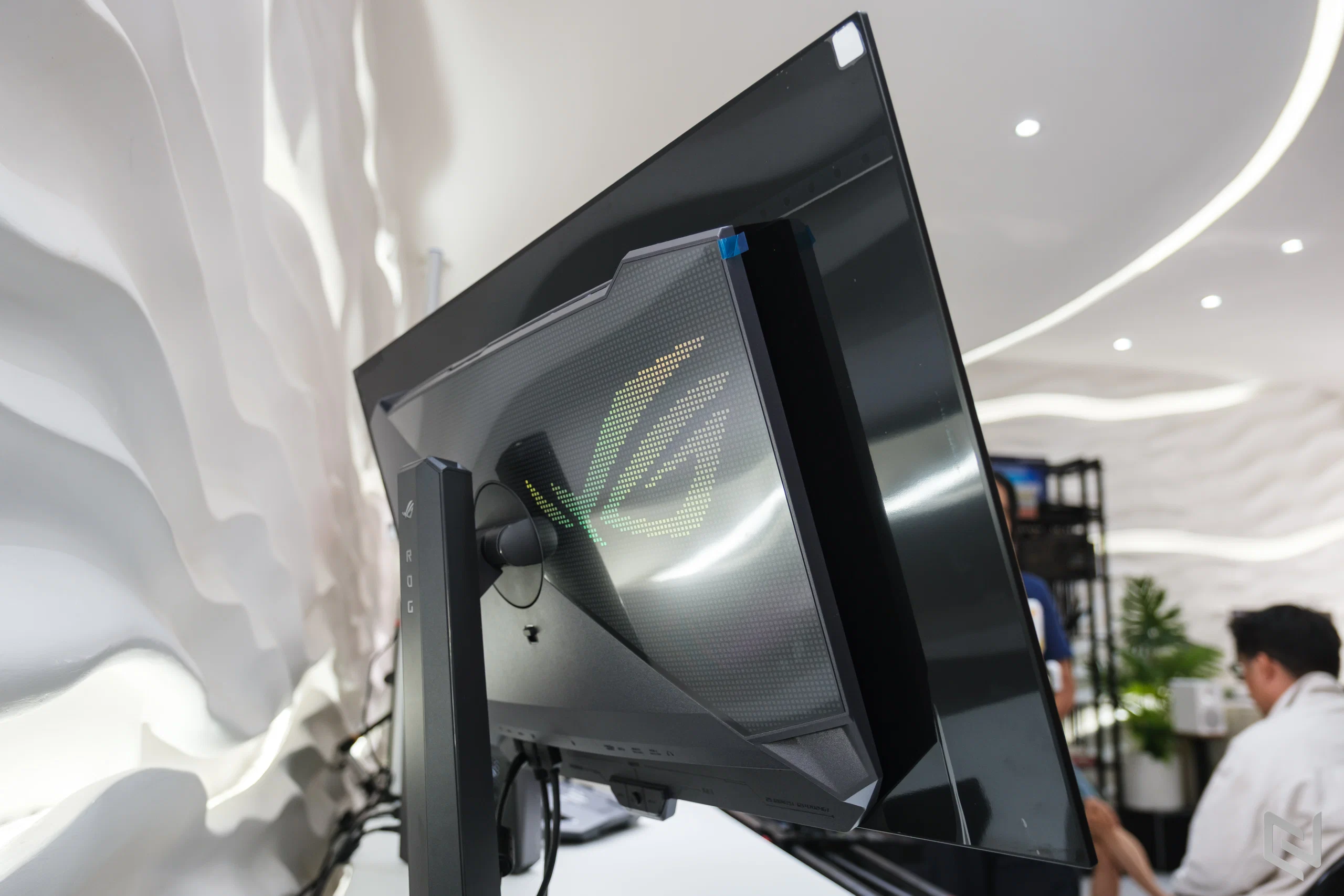 Trên tay ASUS ROG Strix OLED XG32UCWMG: Màn hình gaming OLED 32-inch, dual-mode 4K/240Hz và Full HD/480Hz