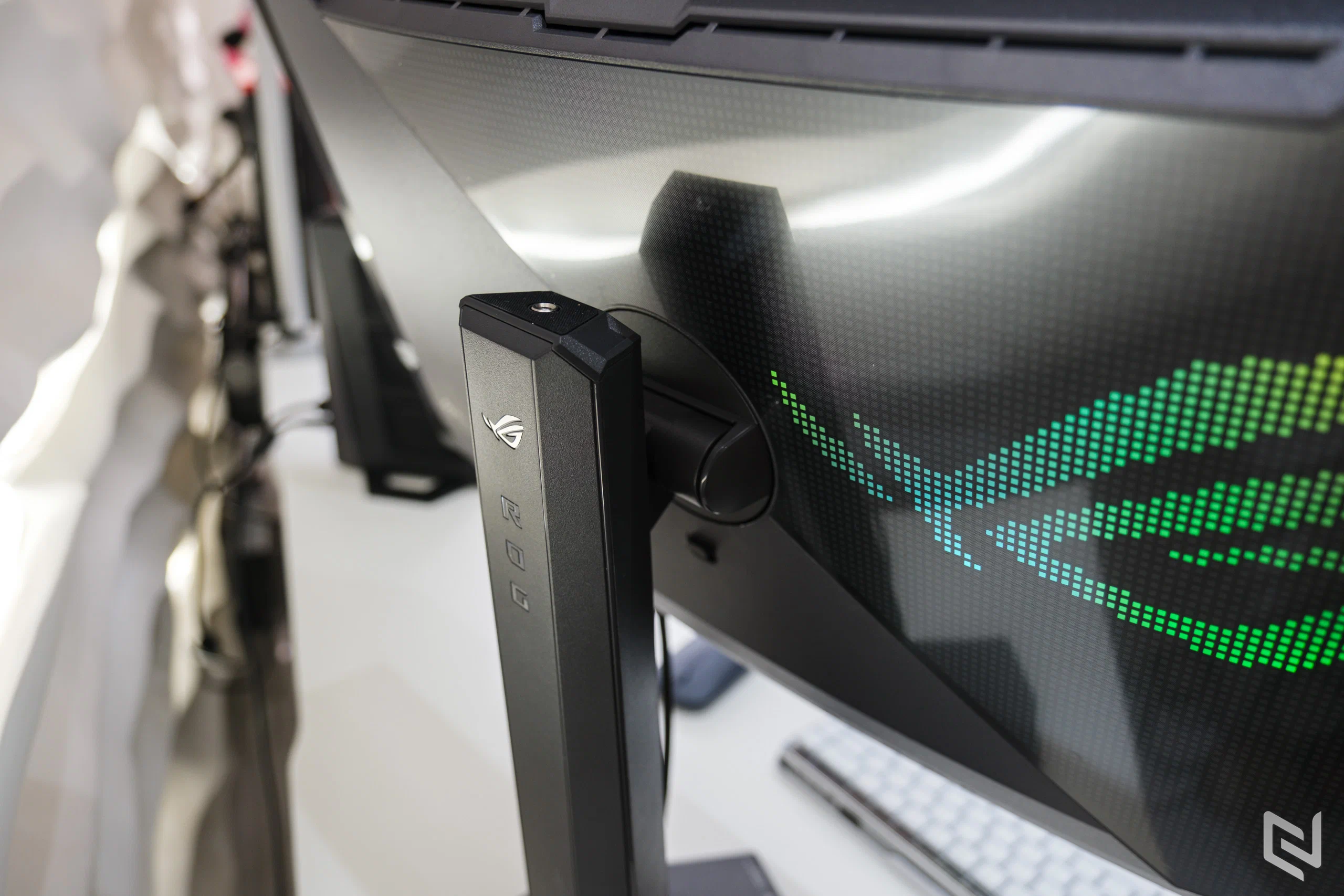 Trên tay ASUS ROG Strix OLED XG32UCWMG: Màn hình gaming OLED 32-inch, dual-mode 4K/240Hz và Full HD/480Hz