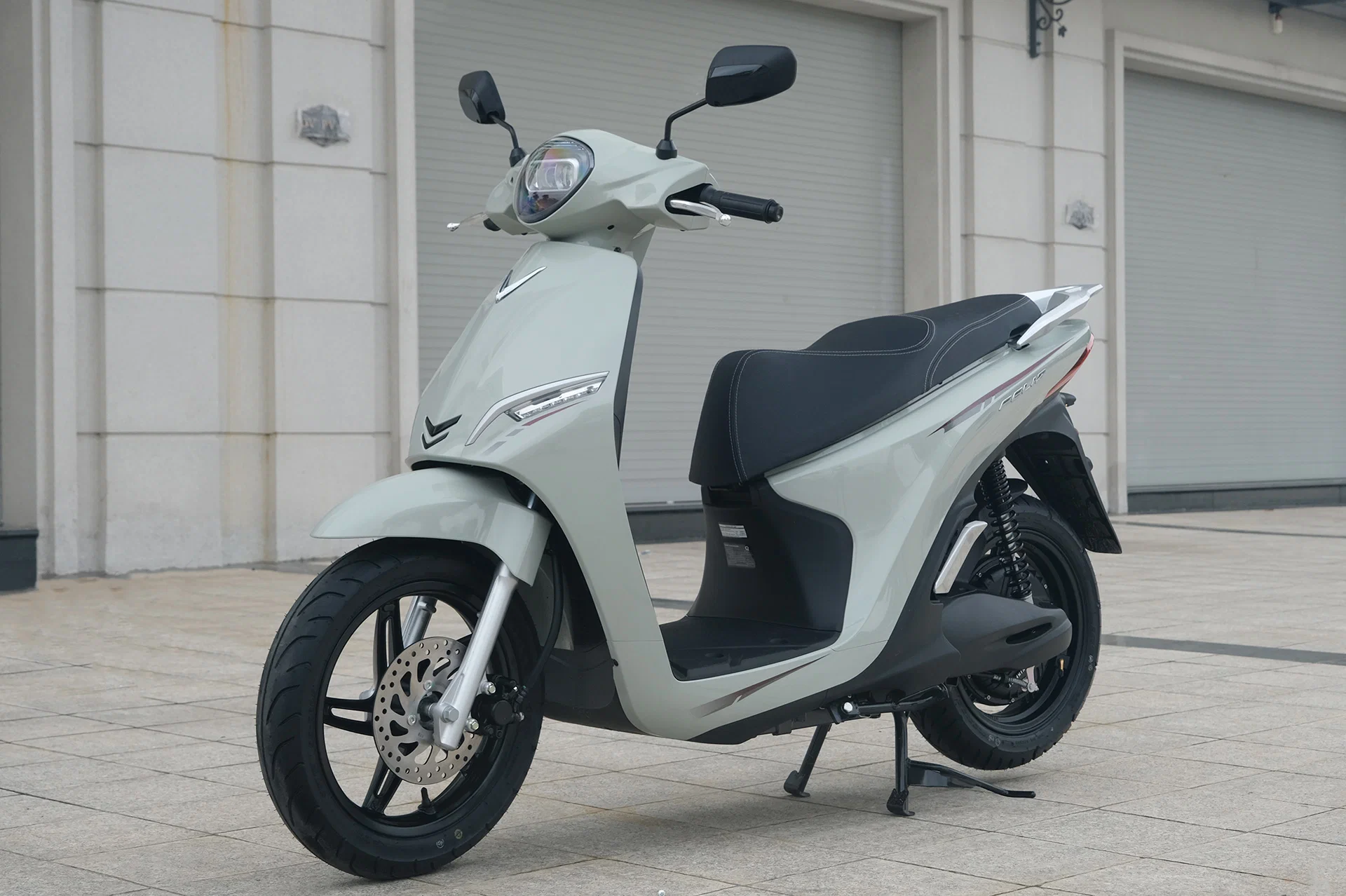 VinFast trình làng xe máy điện 2 pin, mở rộng quãng đường lên 262 km
