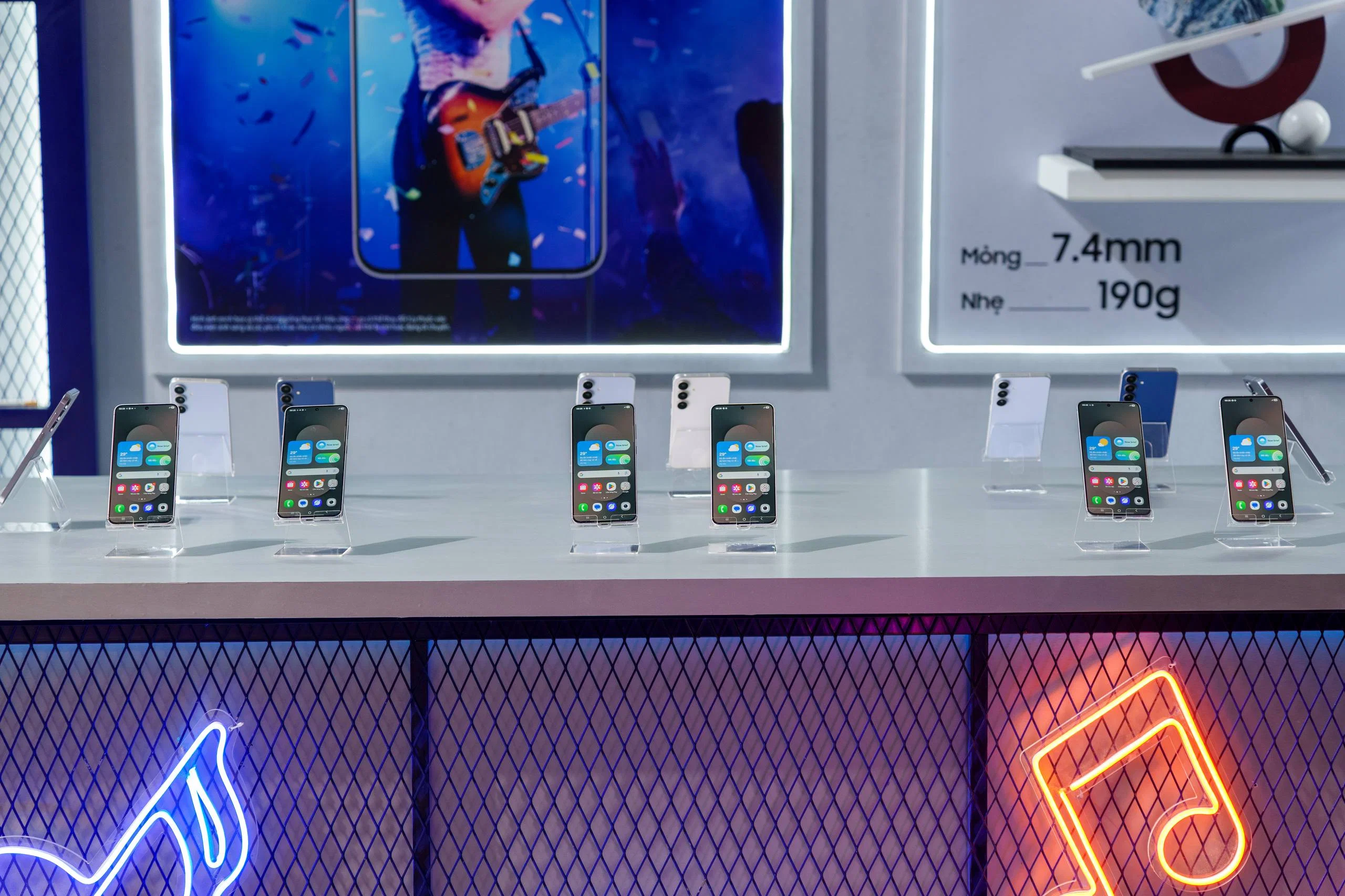 Cận cảnh Galaxy S25 FE, Tab S11 series và Galaxy Buds3 FE mới ra mắt