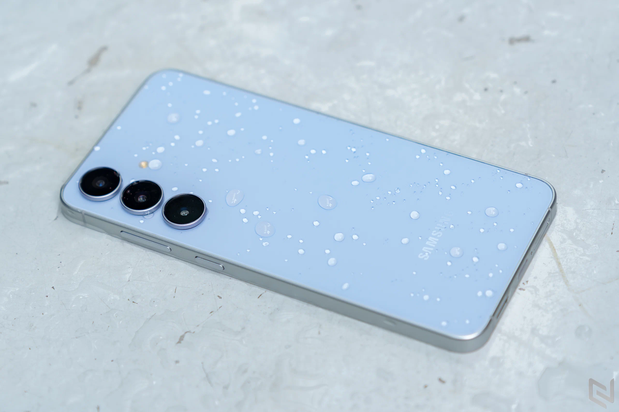 Mở hộp Galaxy S25 FE - Khi thiết kế trở thành điểm chạm đầu tiên
