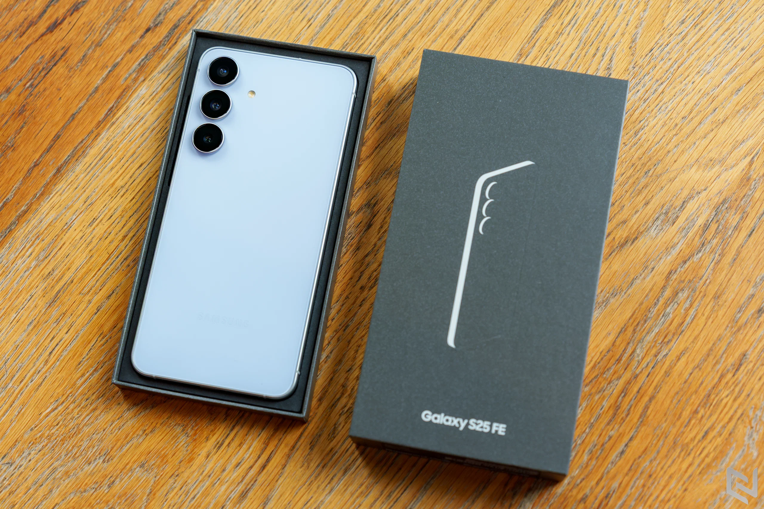 Mở hộp Galaxy S25 FE - Khi thiết kế trở thành điểm chạm đầu tiên