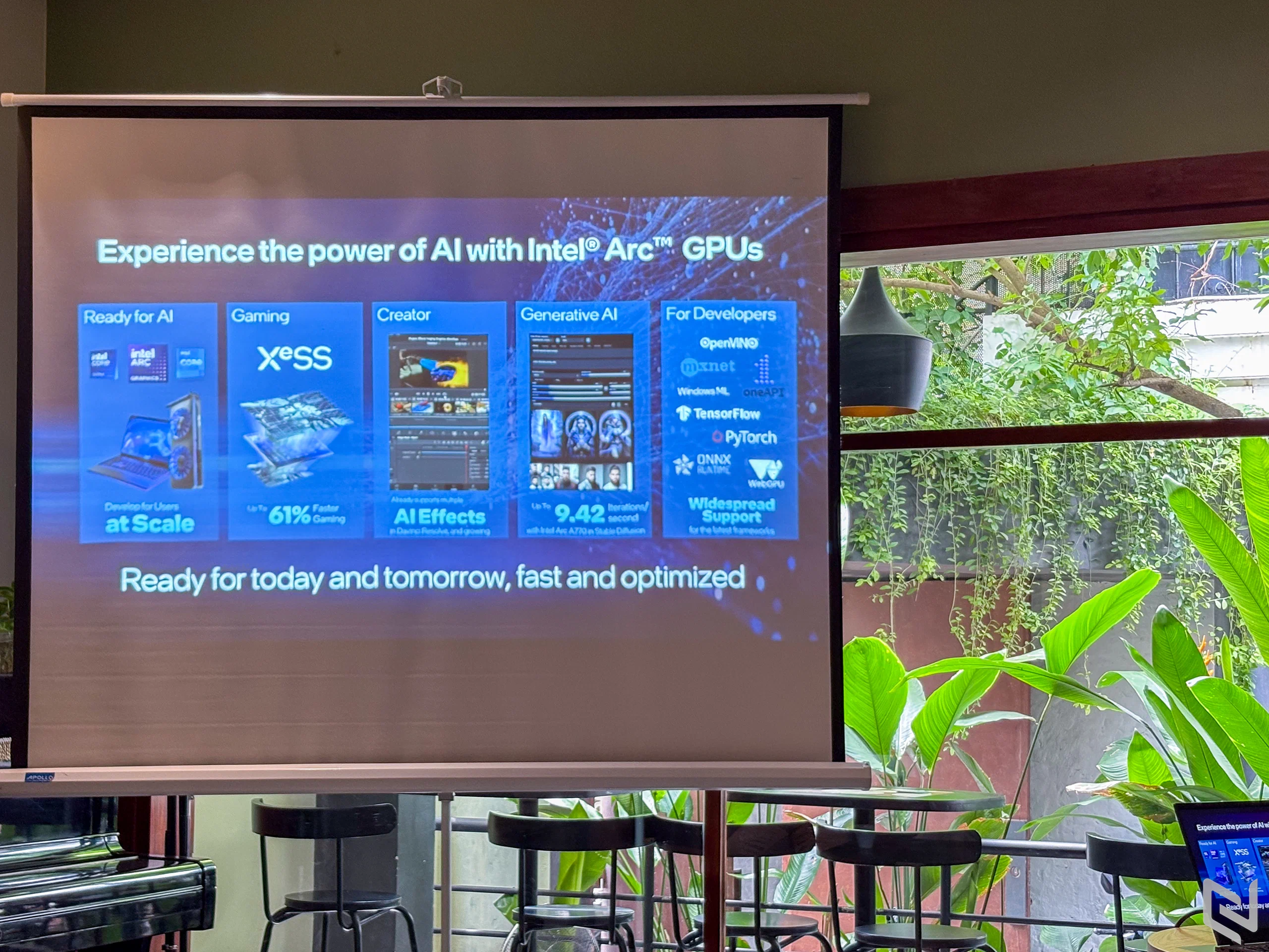 Intel mang AI PC đến gần hơn với người dùng: Trải nghiệm sáng tạo và hiệu suất vượt trội