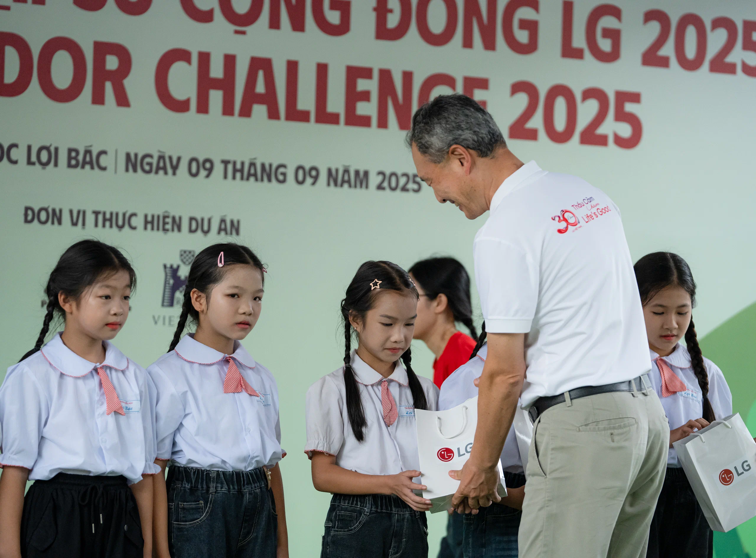Chuỗi hoạt động ý nghĩa của LG: mở rộng cơ hội học tập cho học sinh trên cả nước