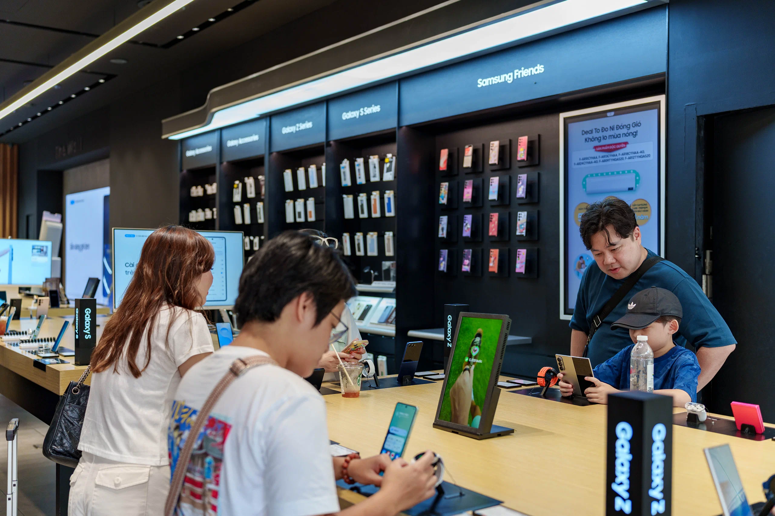 Mở bán Galaxy S25 FE: Khách hào hứng khi được sở hữu flagship giá hời