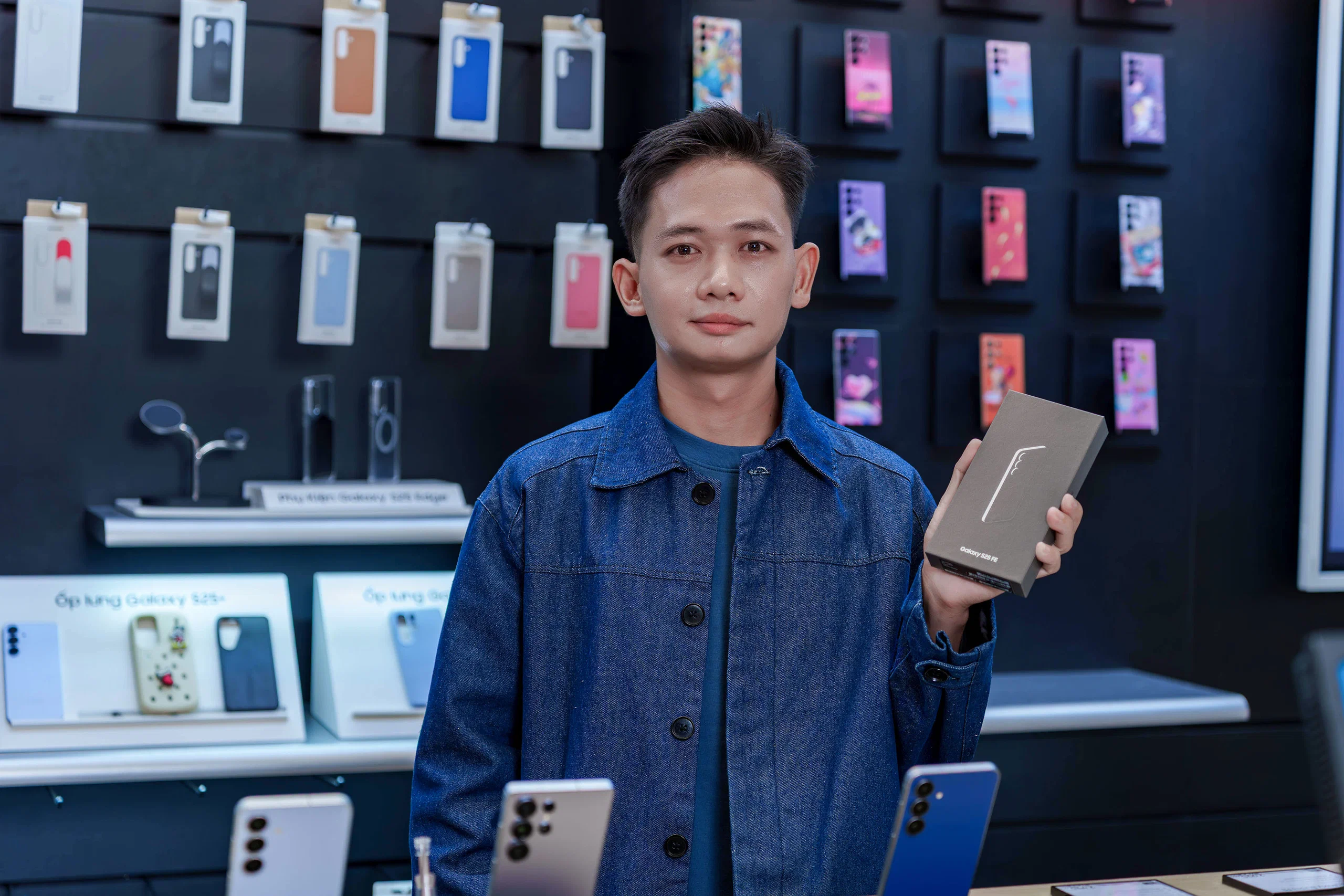 Mở bán Galaxy S25 FE: Khách hào hứng khi được sở hữu flagship giá hời