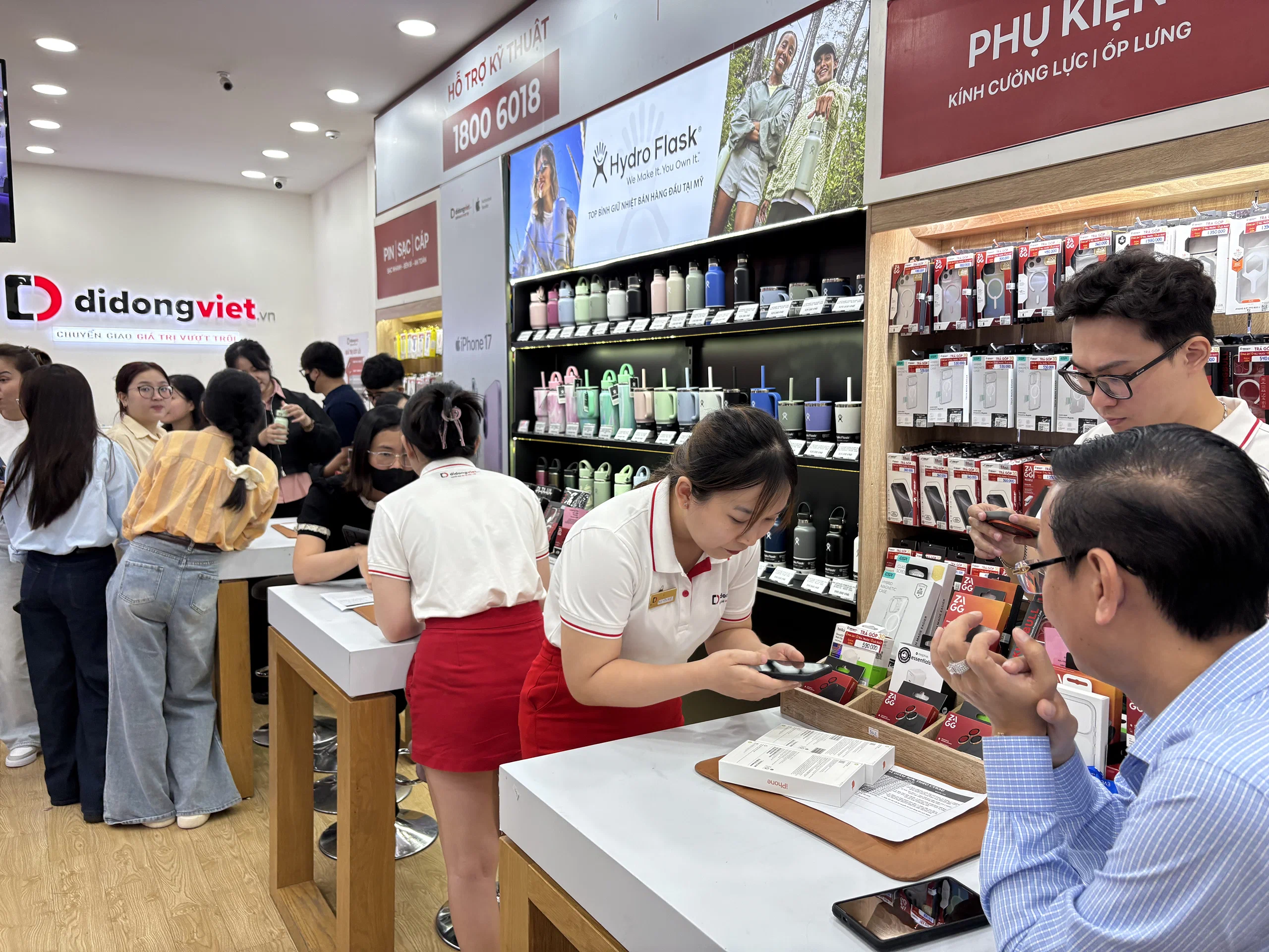 Không khí náo nhiệt ngày đầu mở bán iPhone 17, iPhone Air tại Di Động Việt