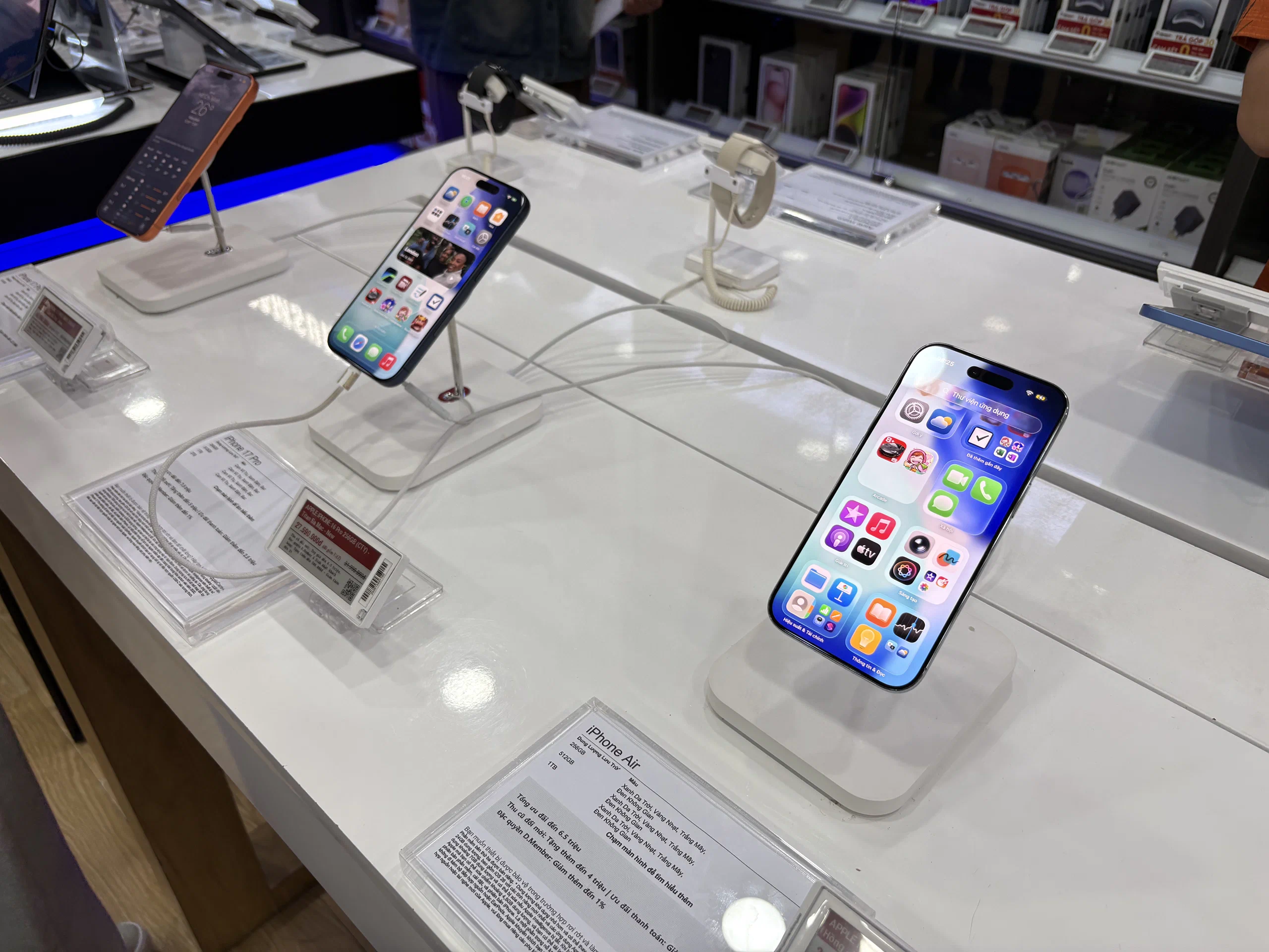 Không khí náo nhiệt ngày đầu mở bán iPhone 17, iPhone Air tại Di Động Việt