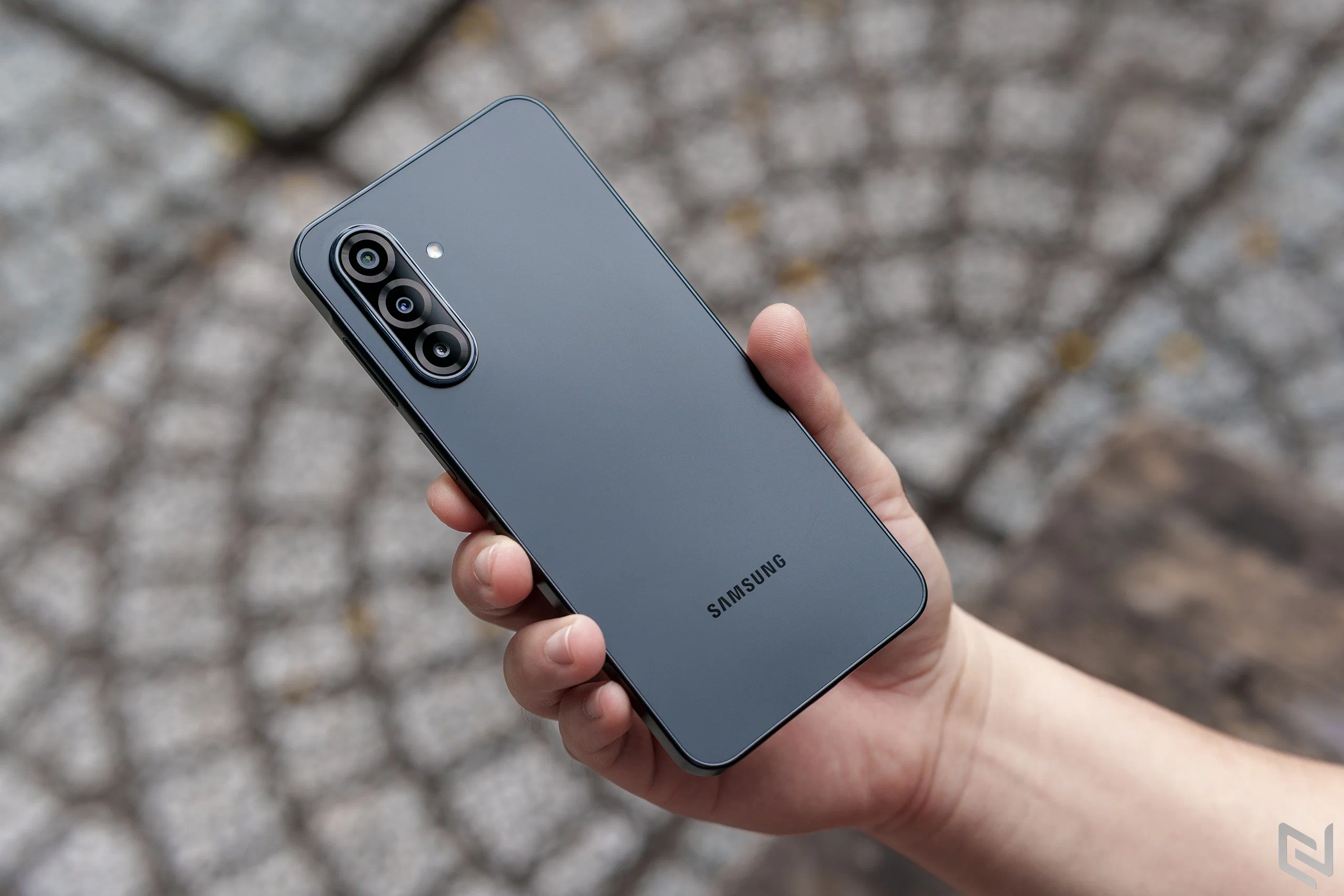 Hơn 6 triệu, Galaxy A17 5G có gì làm iPhone cũ và máy Trung Quốc thèm thuồng?