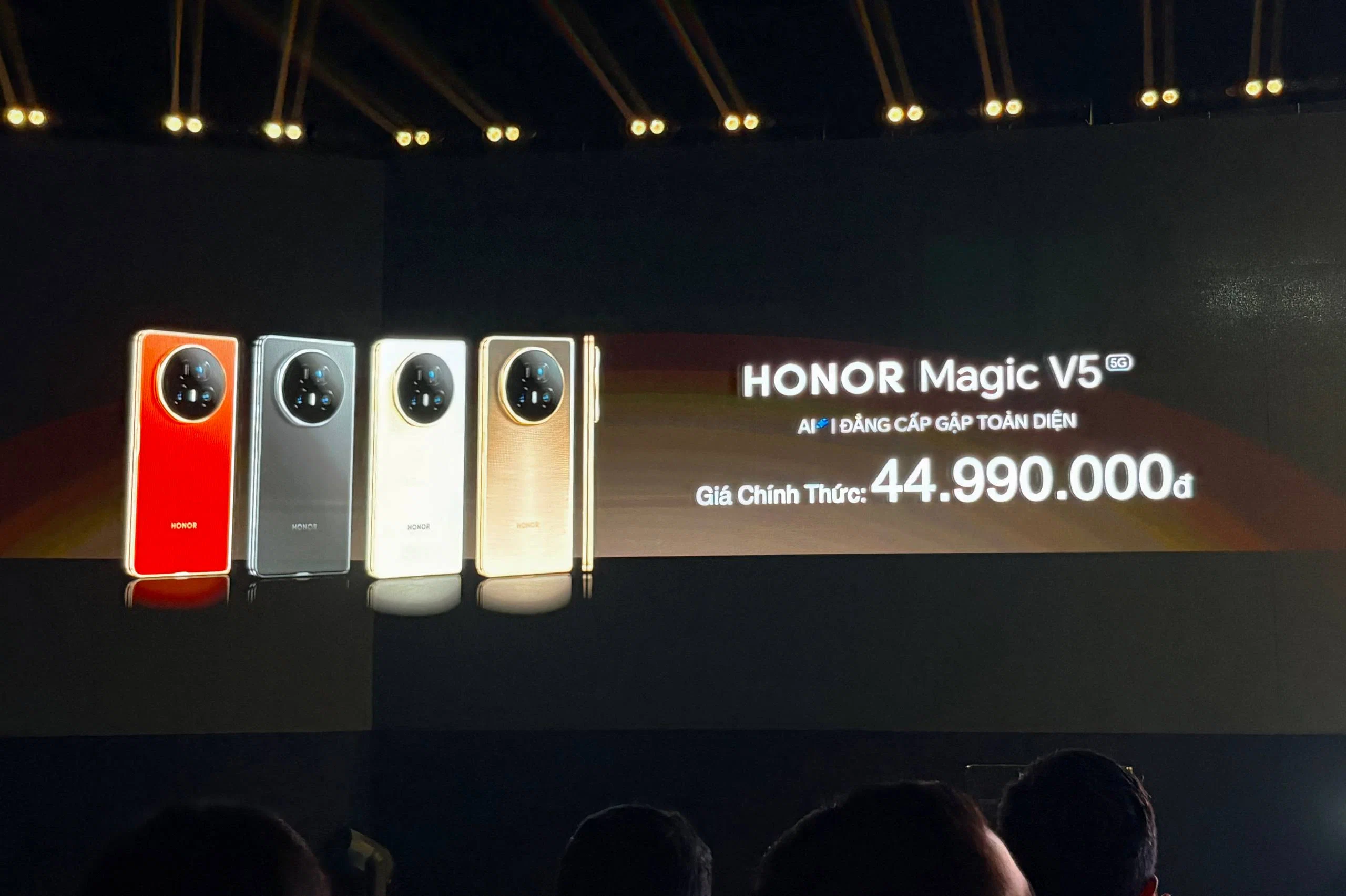 HONOR Magic V5 ra mắt tại Việt Nam: Smartphone gập siêu mỏng, pin Silicon-Carbon 5820mAh, bảo mật AI toàn diện