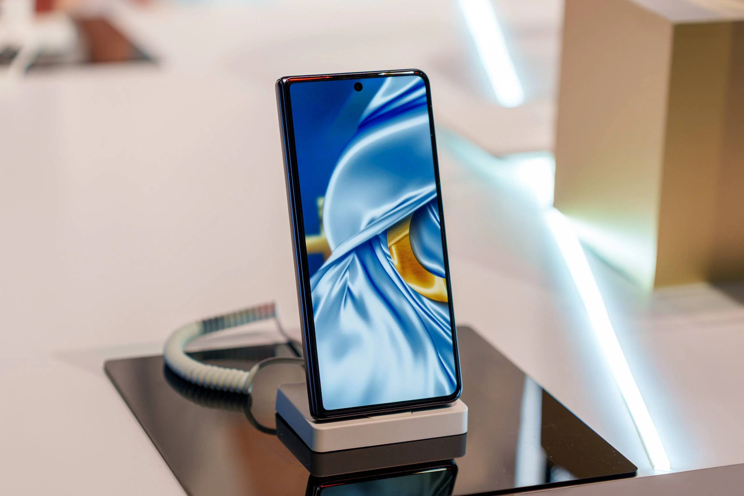 HONOR Magic V5 ra mắt tại Việt Nam: Smartphone gập siêu mỏng, pin Silicon-Carbon 5820mAh, bảo mật AI toàn diện