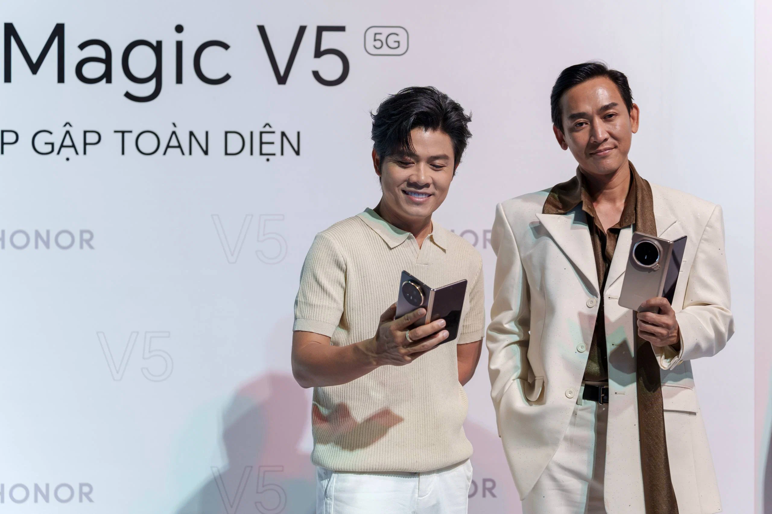HONOR Magic V5 ra mắt tại Việt Nam: Smartphone gập siêu mỏng, pin Silicon-Carbon 5820mAh, bảo mật AI toàn diện