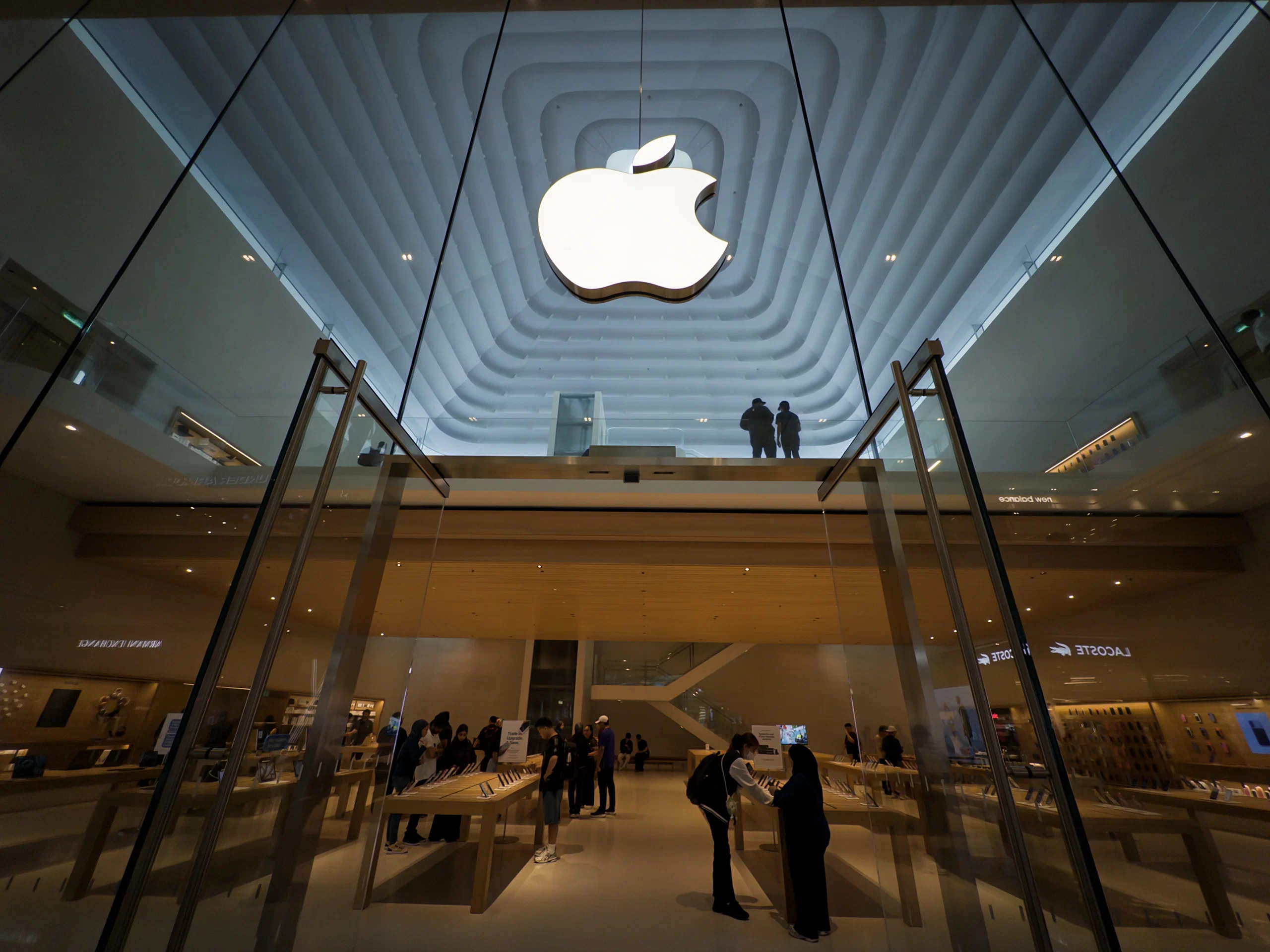 Apple chuẩn bị thay đổi lãnh đạo lớn nhất trong hơn 10 năm, John Ternus được cho là sẽ kế nhiệm Tim Cook