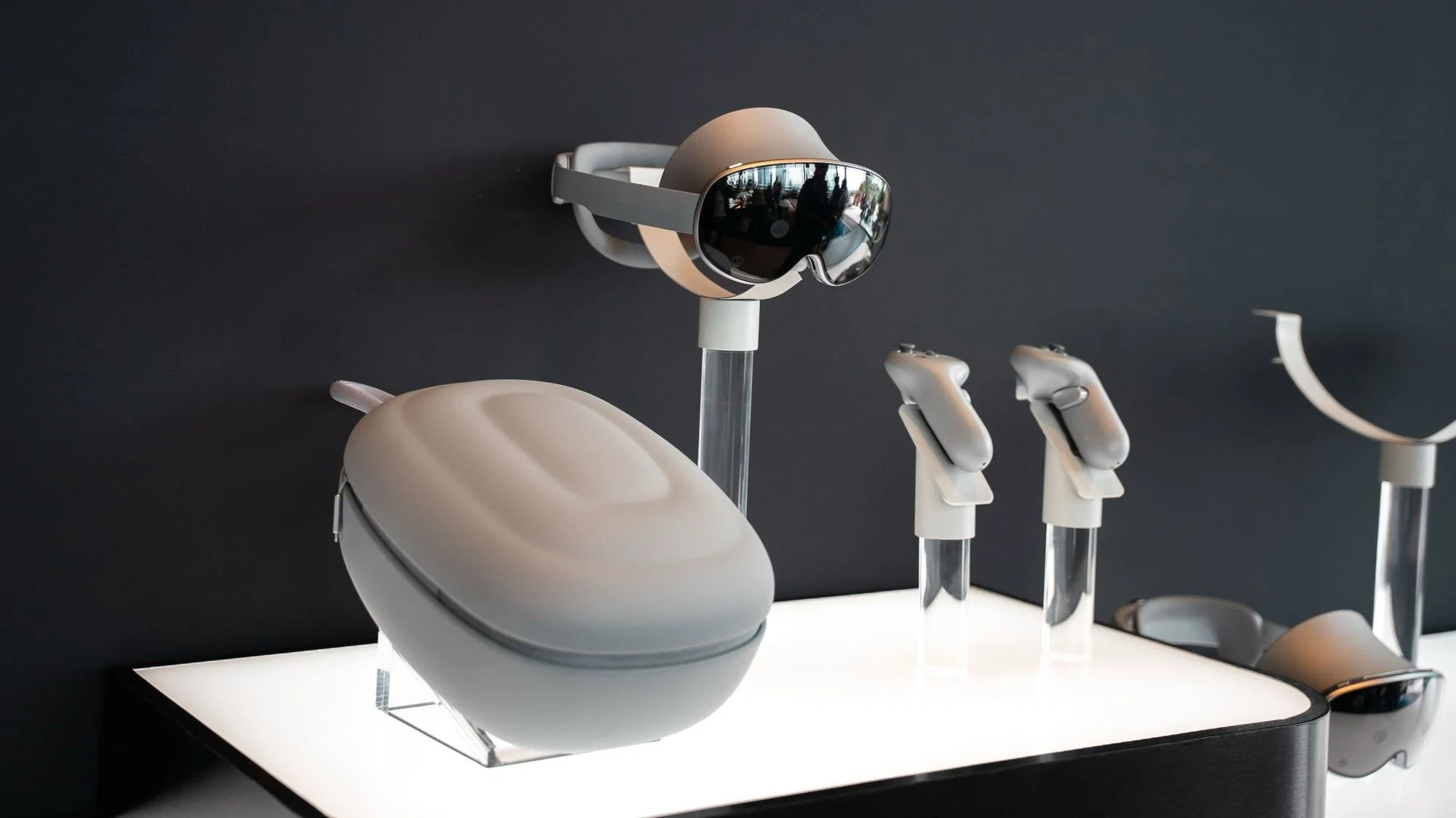 Samsung ra mắt kính Mixed Reality Galaxy XR giá 1,800 USD, cạnh tranh với Apple Vision Pro