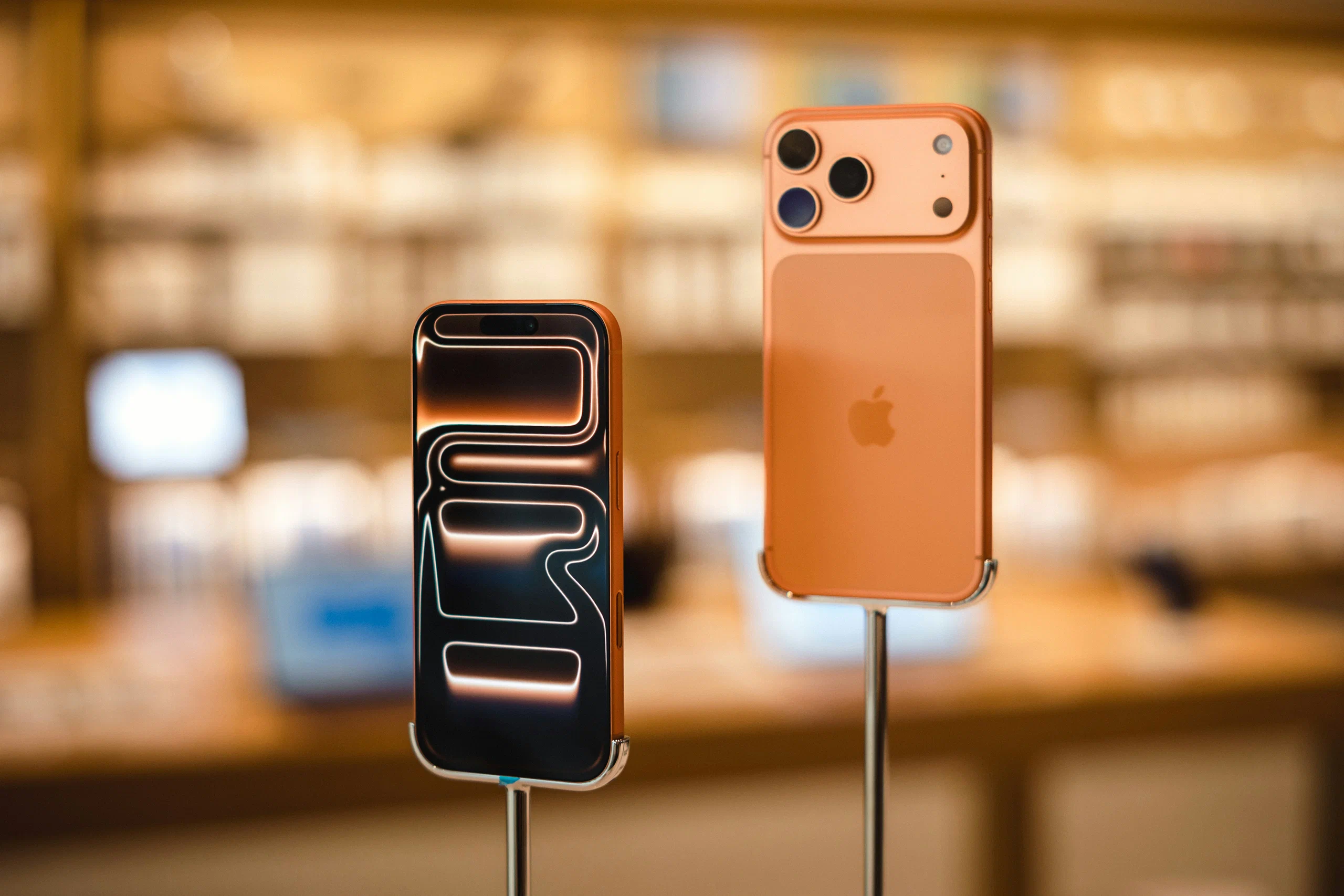 Galaxy S26 Ultra lộ ảnh thực tế với màu cam giống iPhone 17 Pro