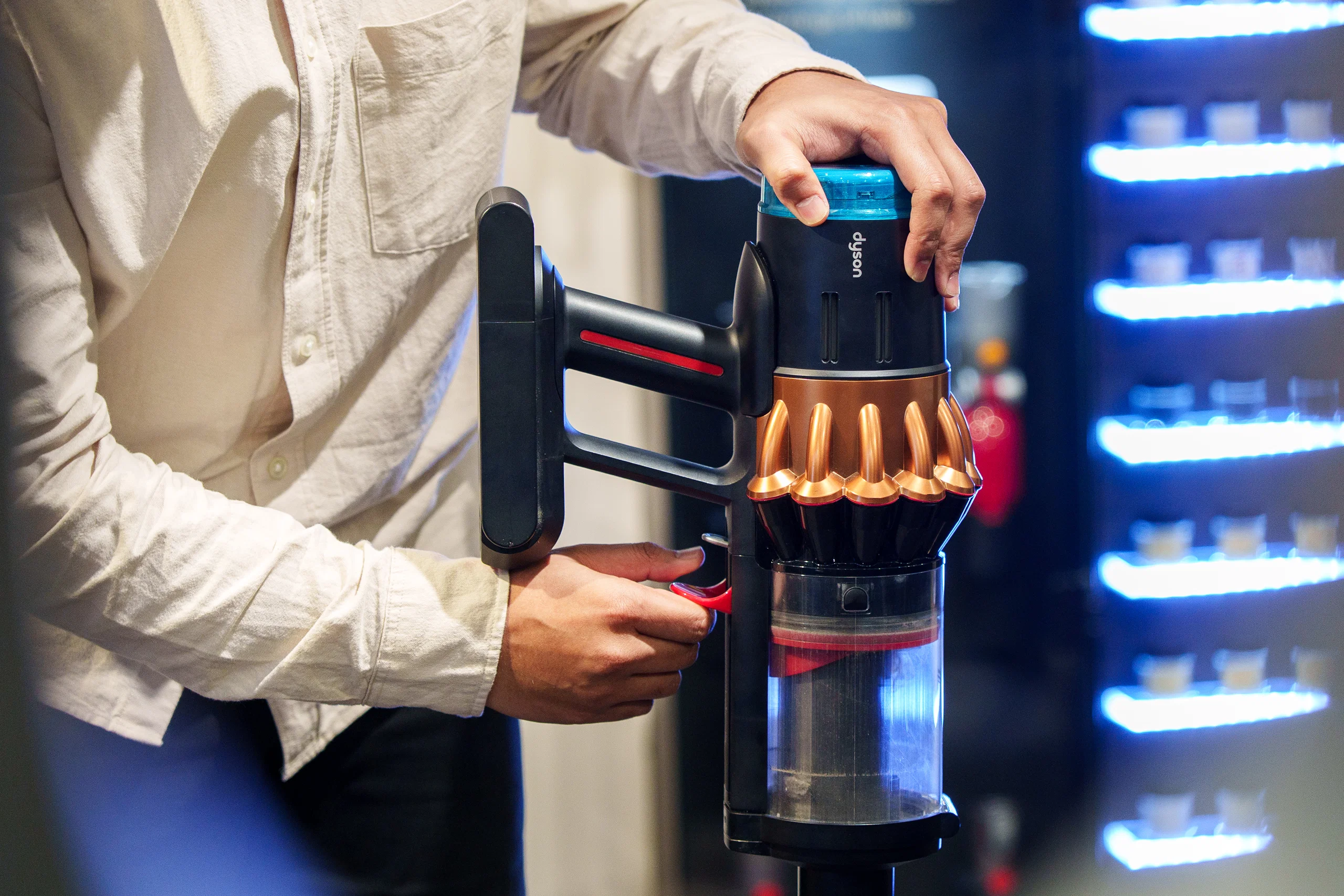 Dyson tung bộ đôi sản phẩm mới: Máy hút bụi V16 Piston Animal và máy lọc không khí HushJet
