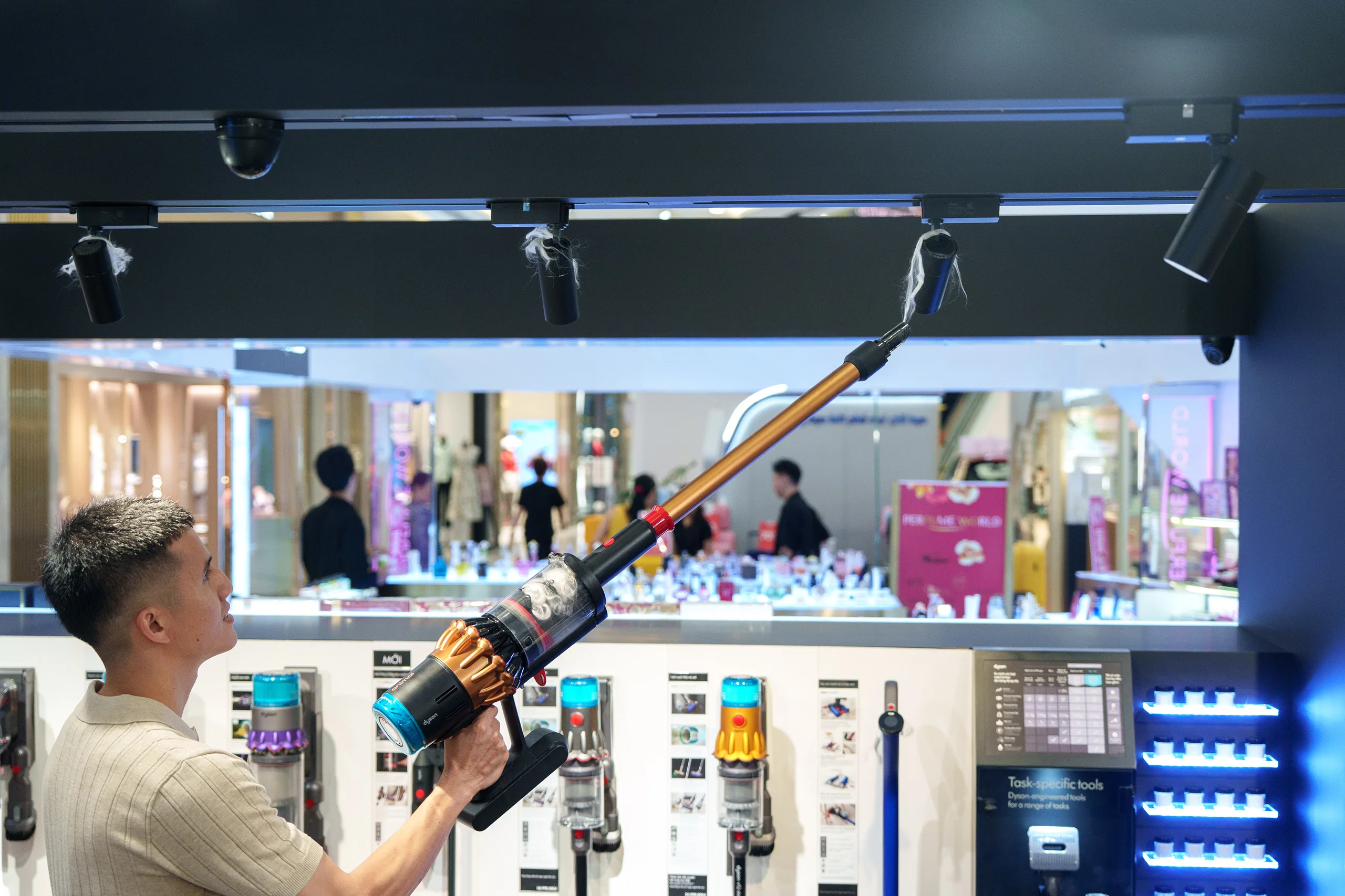 Dyson tung bộ đôi sản phẩm mới: Máy hút bụi V16 Piston Animal và máy lọc không khí HushJet