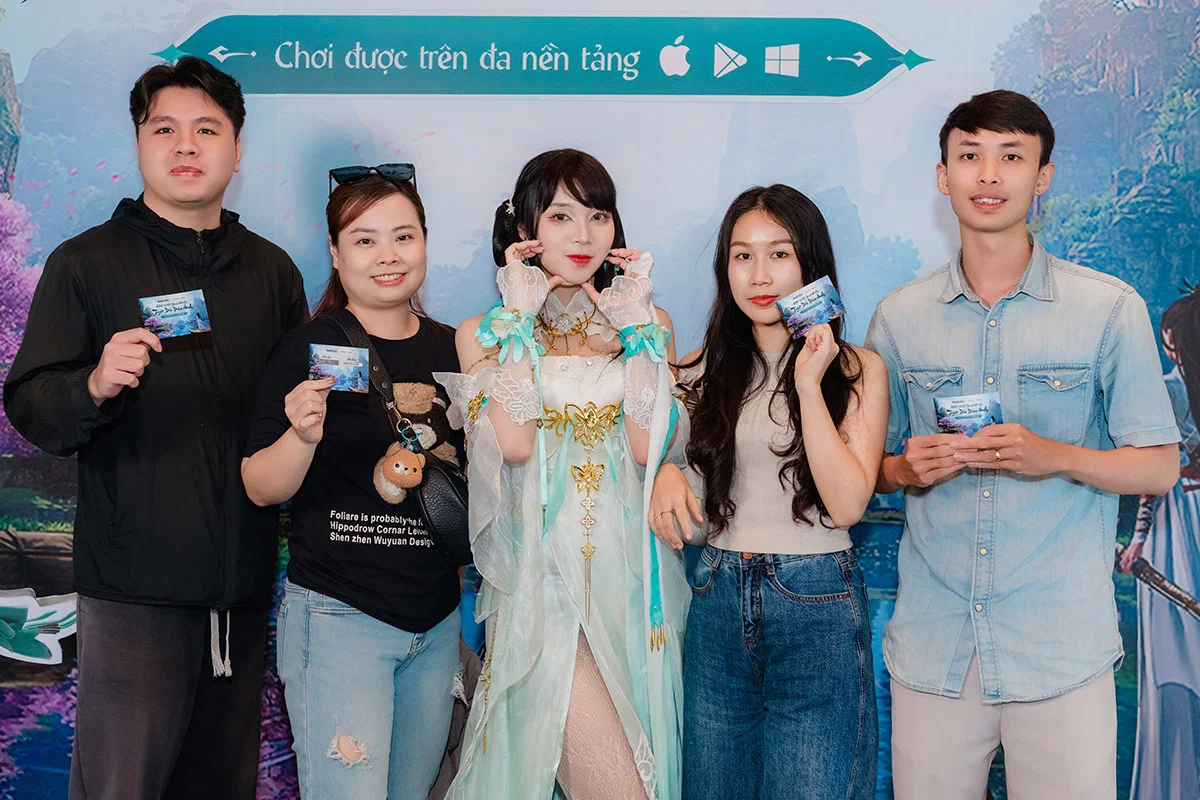 Game thủ đổ xô đến phòng máy để trải nghiệm sớm Nghịch Thủy Hàn