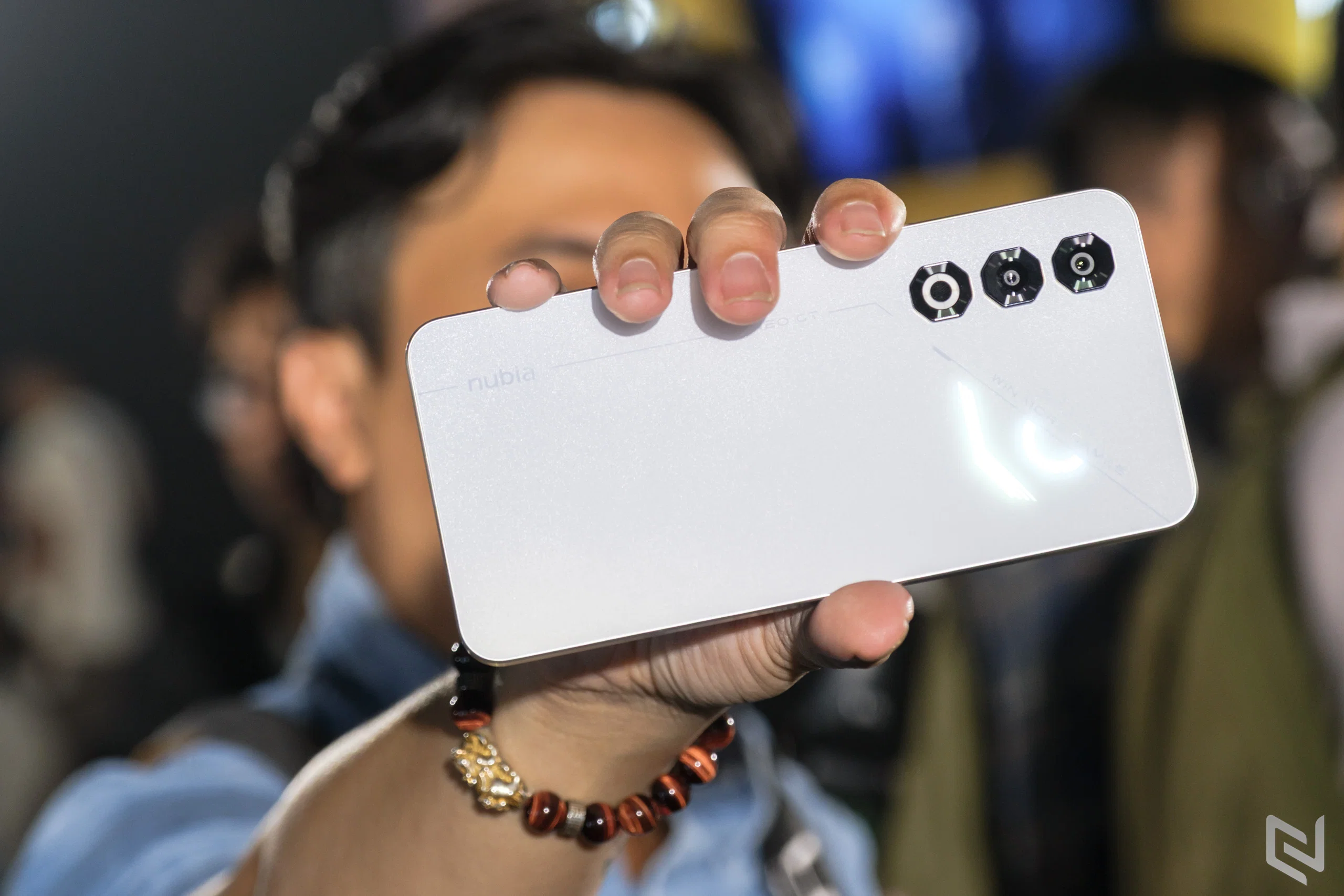 nubia NEO 3 GT 5G màu trắng ra mắt, đồng hành cùng Saigon Phantom