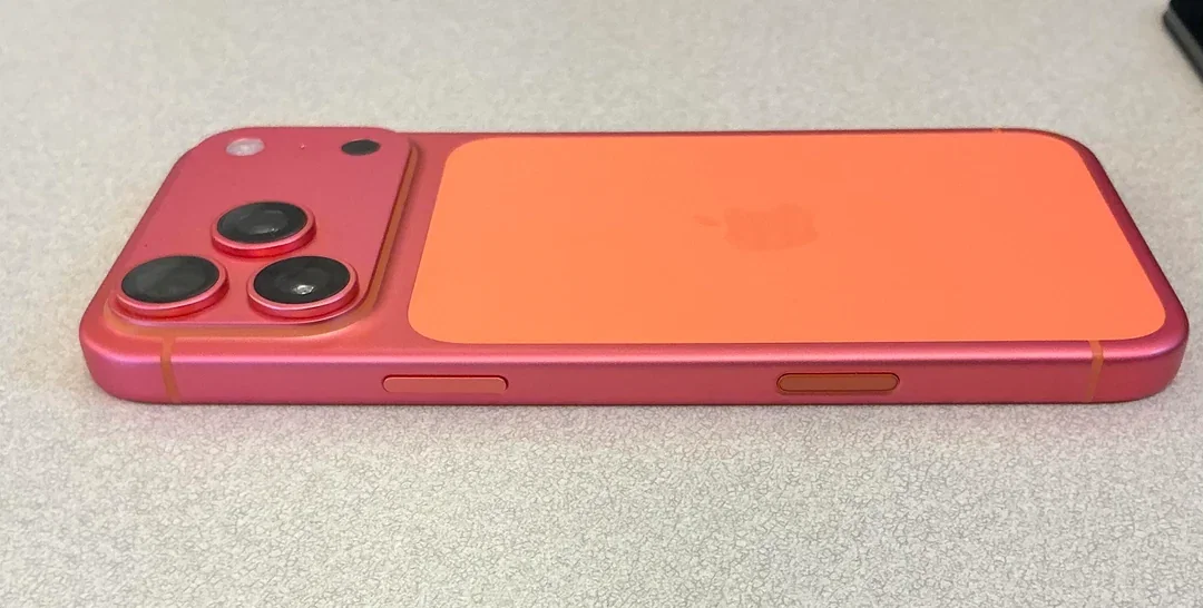 iPhone 17 Pro Cosmic Orange đổi màu