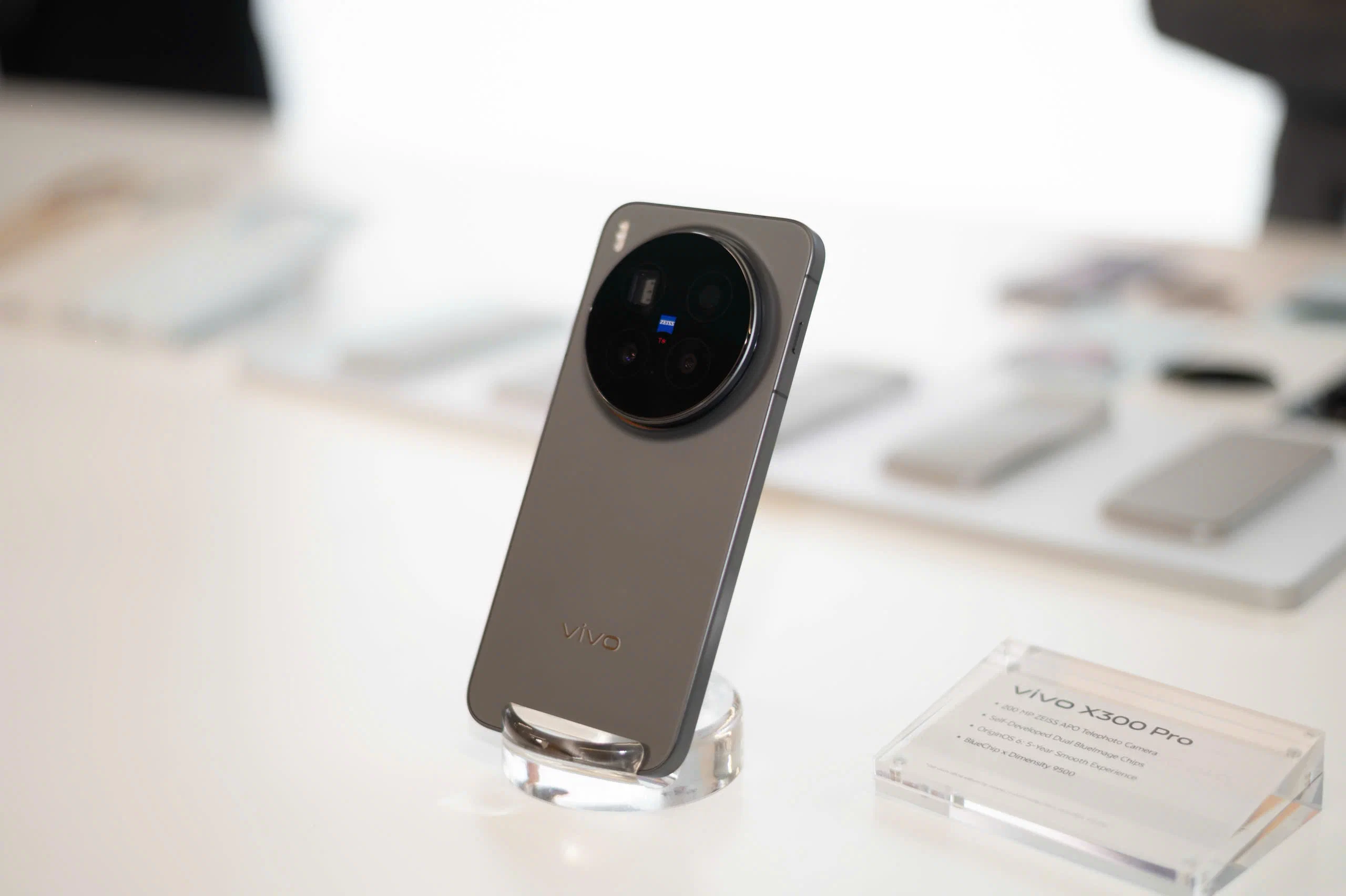 vivo X300 Series ra mắt toàn cầu: Flagship đỉnh cao với camera ZEISS 200MP dẫn đầu xu hướng nhiếp ảnh di động
