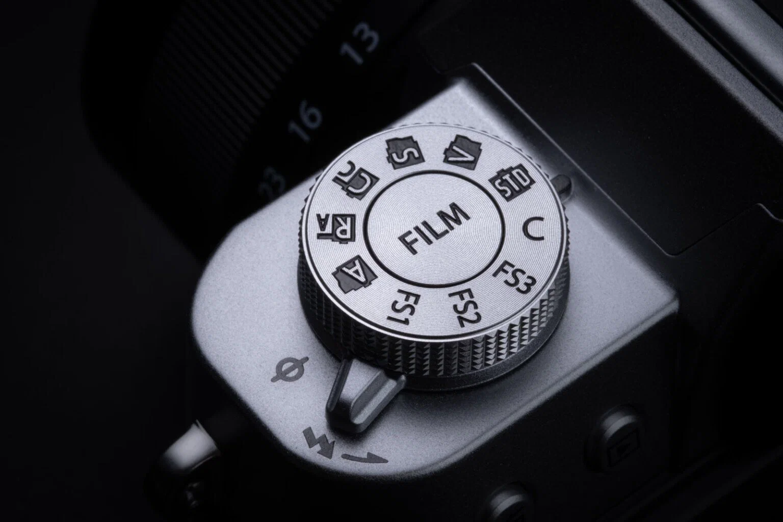 Fujifilm ra mắt X-T30 III và ống kit XC 13-33mm mới: Nâng hiệu năng, thêm vòng Film Simulation