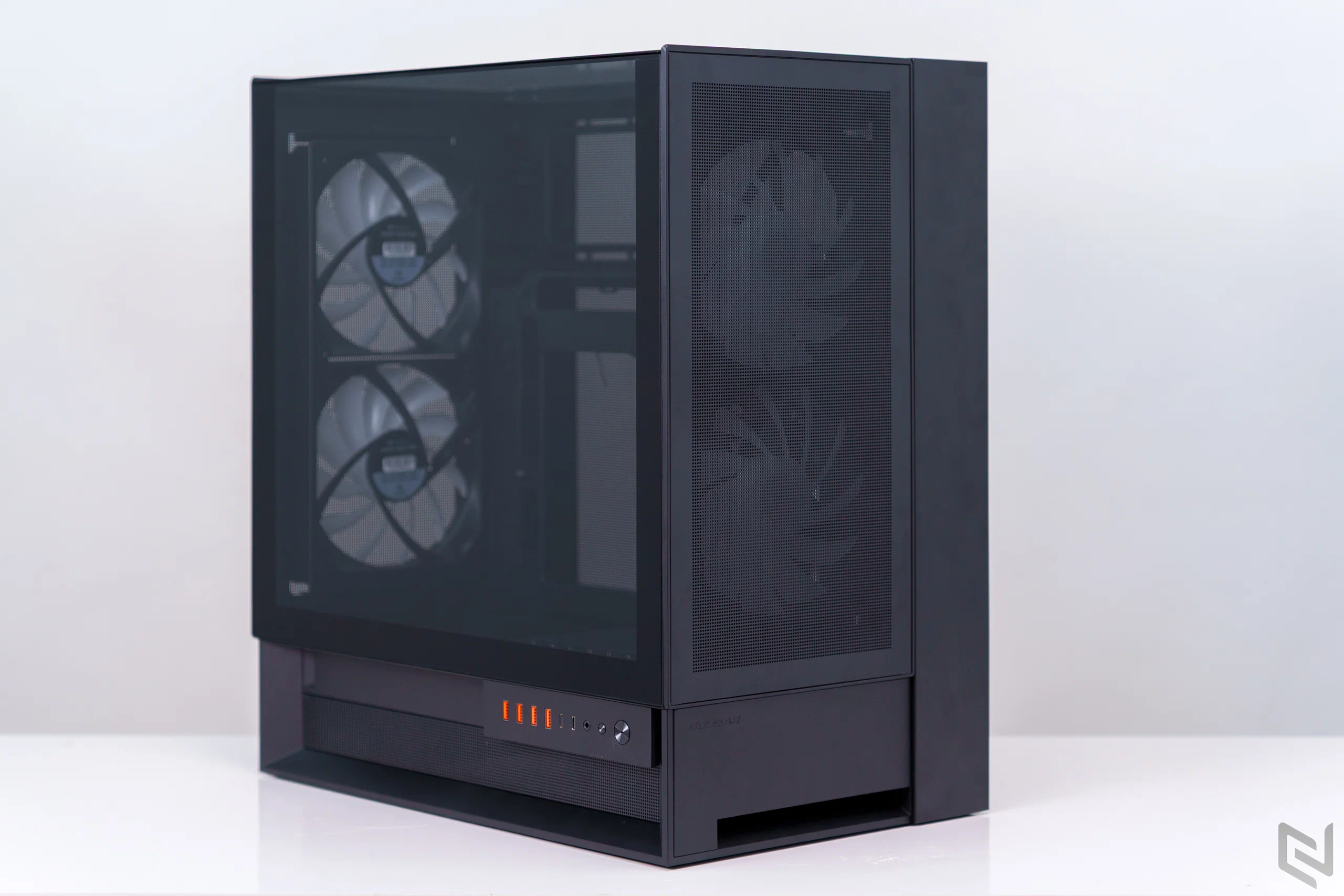 Mở hộp COUGAR OmnyX: Chiếc case đối xứng độc đáo cho game thủ muốn khác biệt