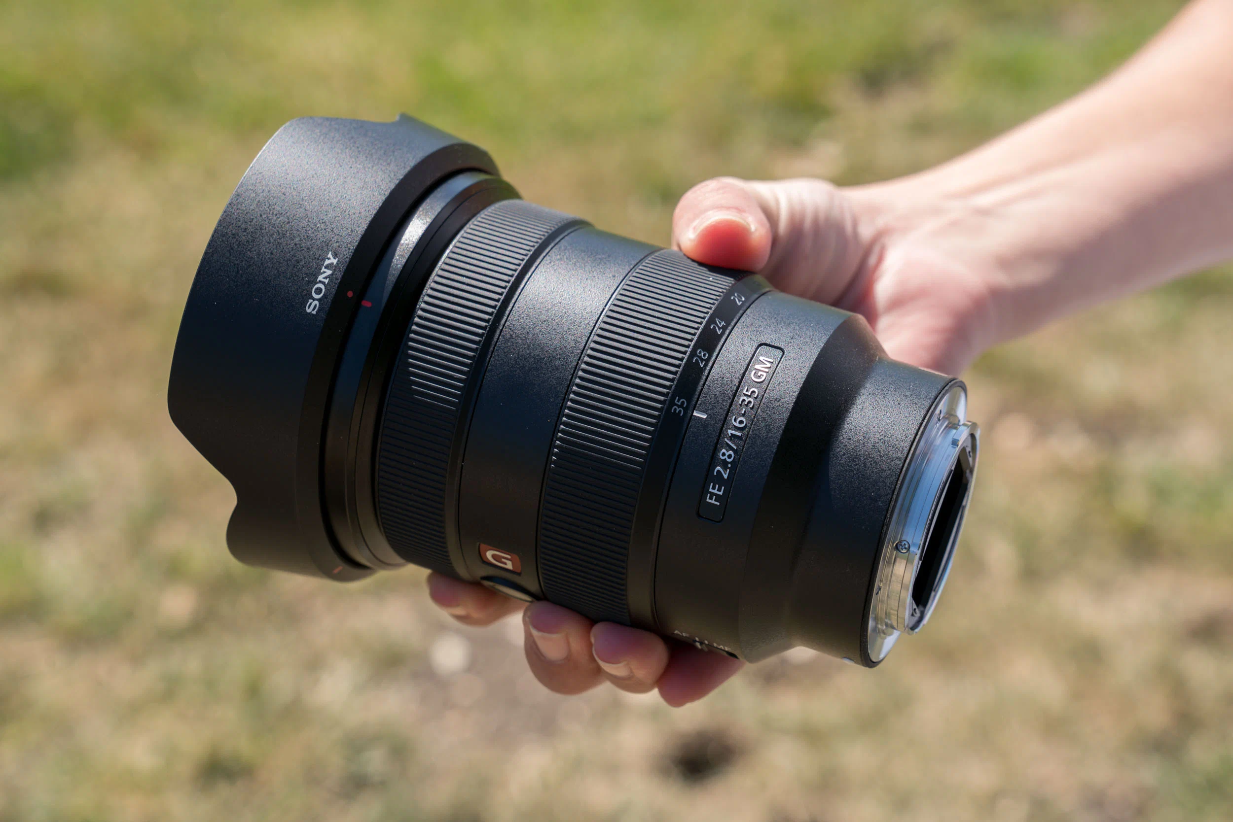 Giải mã toàn bộ ký hiệu trên ống kính Sony: FE, E, G, GM, ZA là gì?