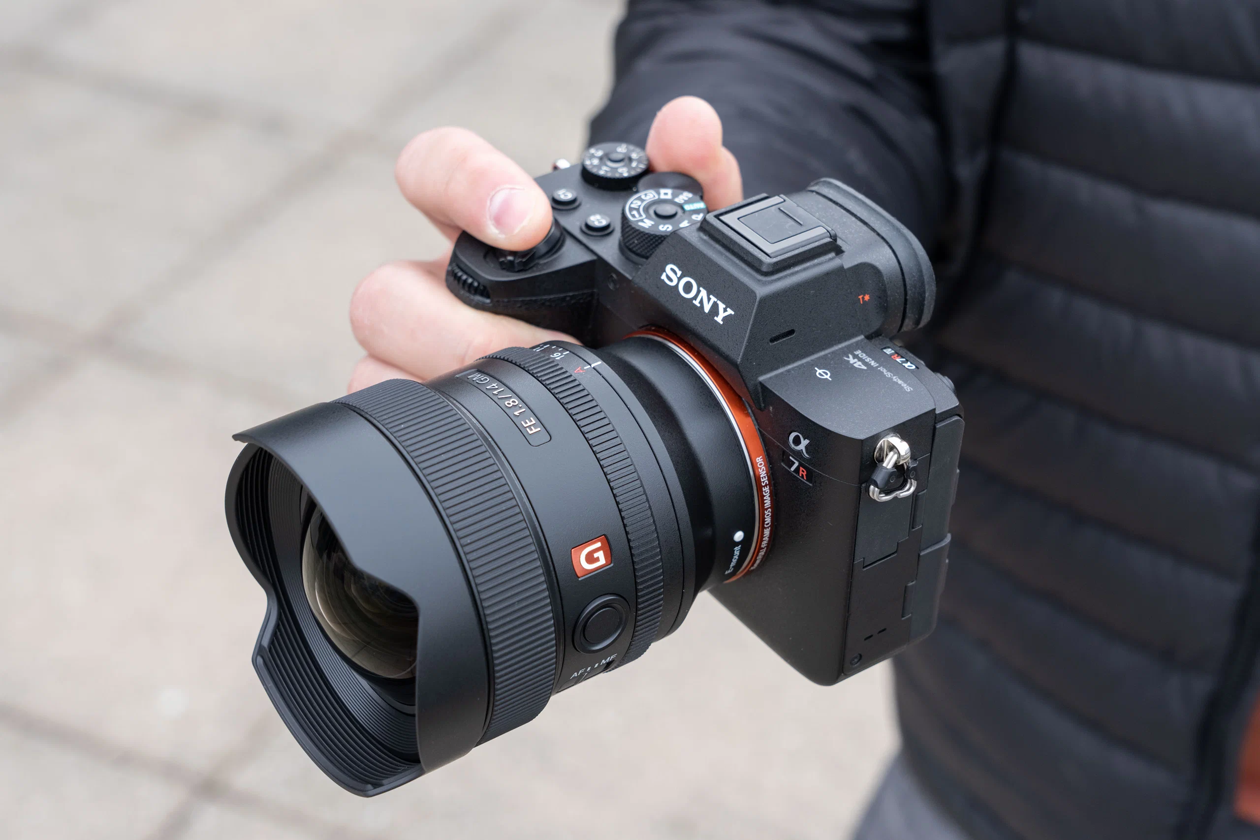 Giải mã toàn bộ ký hiệu trên ống kính Sony: FE, E, G, GM, ZA là gì?