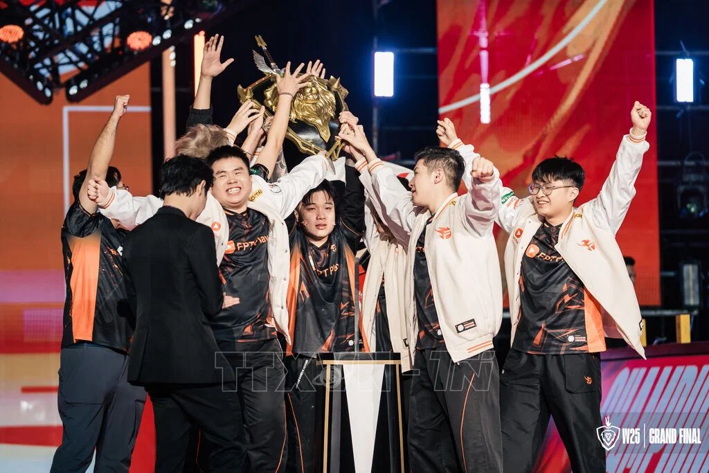 FPT x Flash vô địch Đấu Trường Danh Vọng Mùa Đông 2025, sẵn sàng chinh phục SEA Games 33 - Chiến lược đầu tư đúng đắn của FPT Play vào eSports