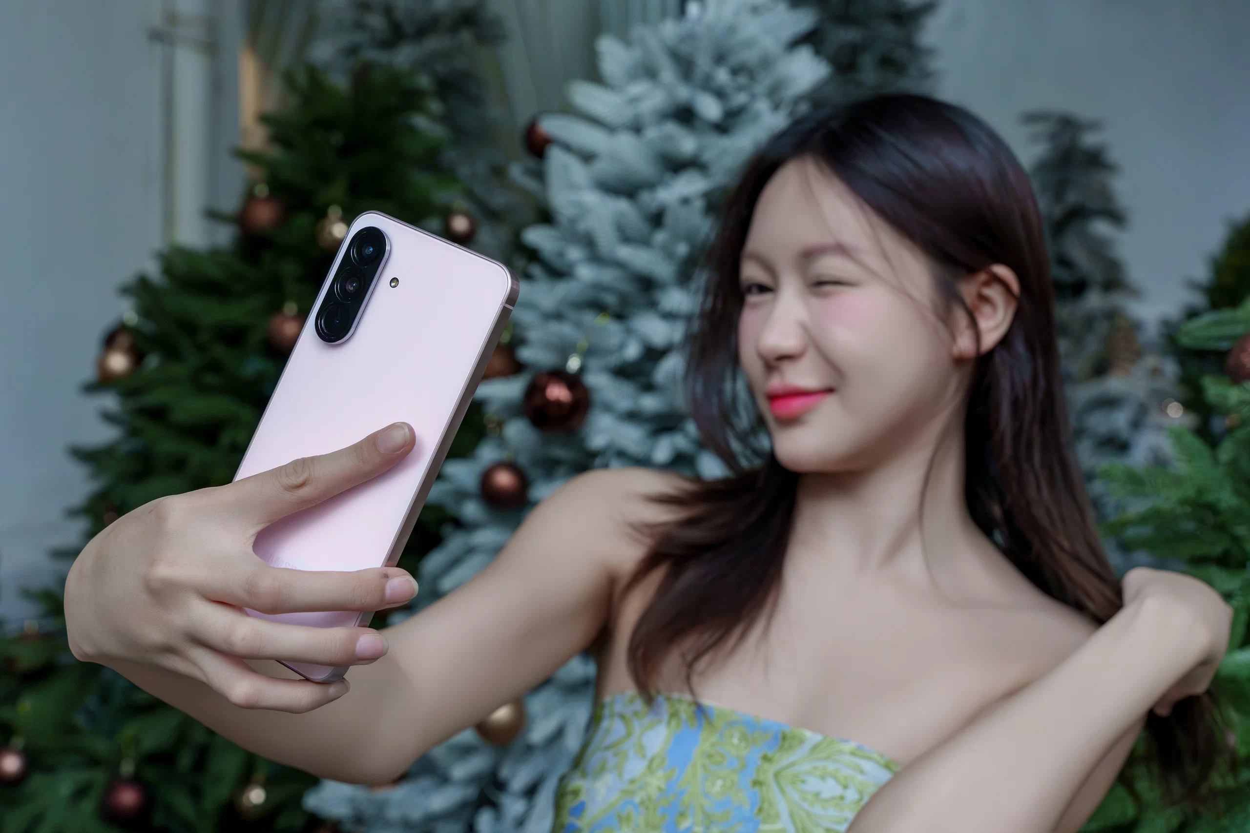 Cùng Galaxy A56 5G check-in mùa giáng sinh đỉnh chóp