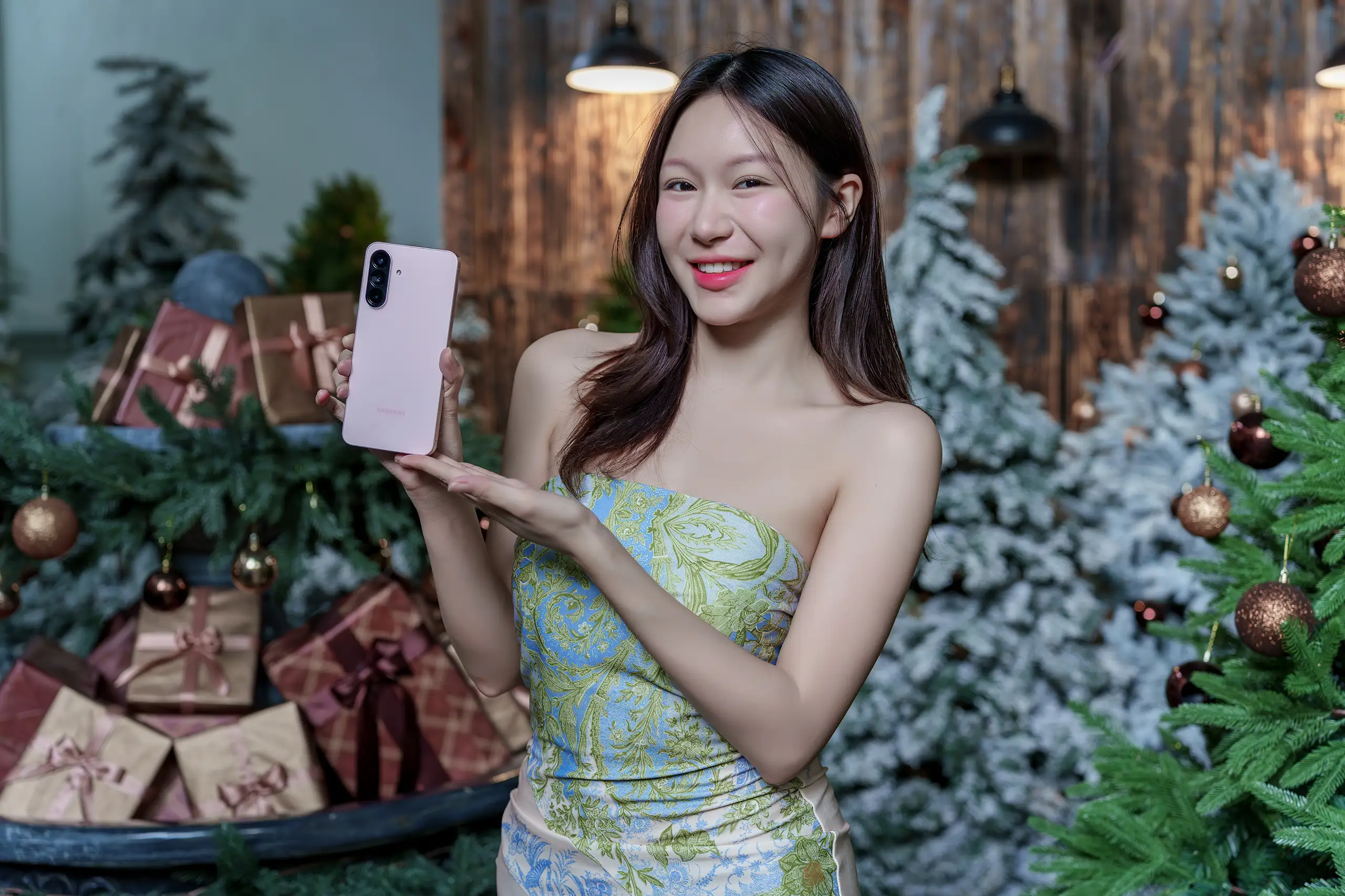 Cùng Galaxy A56 5G check-in mùa giáng sinh đỉnh chóp