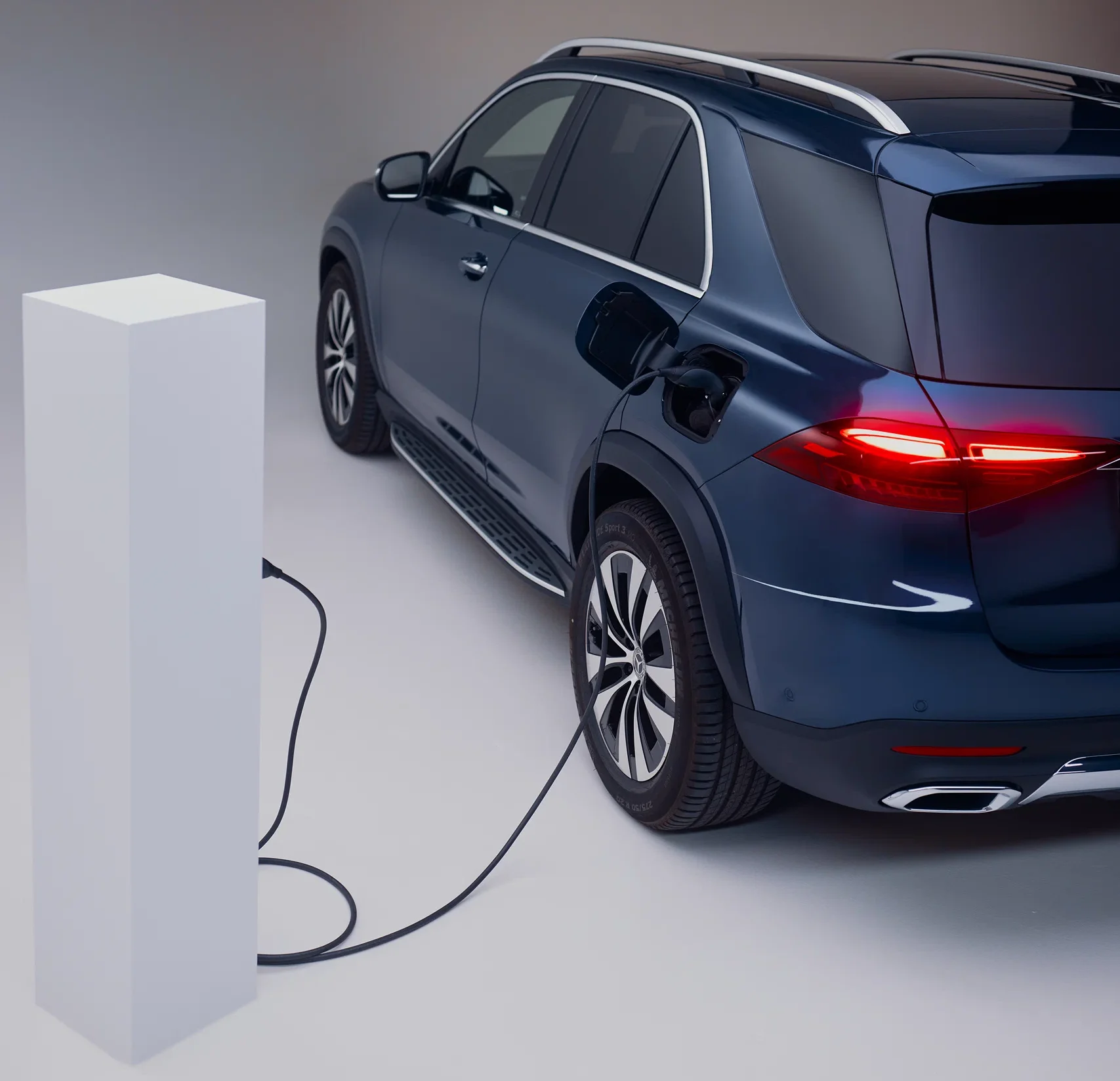 Mercedes-Benz ra mắt GLE 400 e 4MATIC - SUV PHEV sang trọng, vận hành thuần điện đến 114km