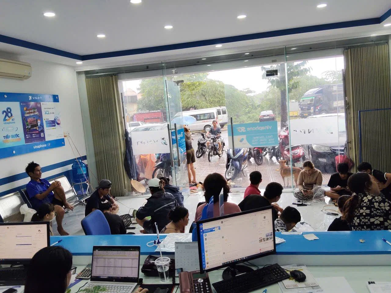 VinaPhone kích hoạt hỗ trợ khẩn cấp giúp người dân miền Trung - Tây Nguyên duy trì liên lạc trong lũ lớn