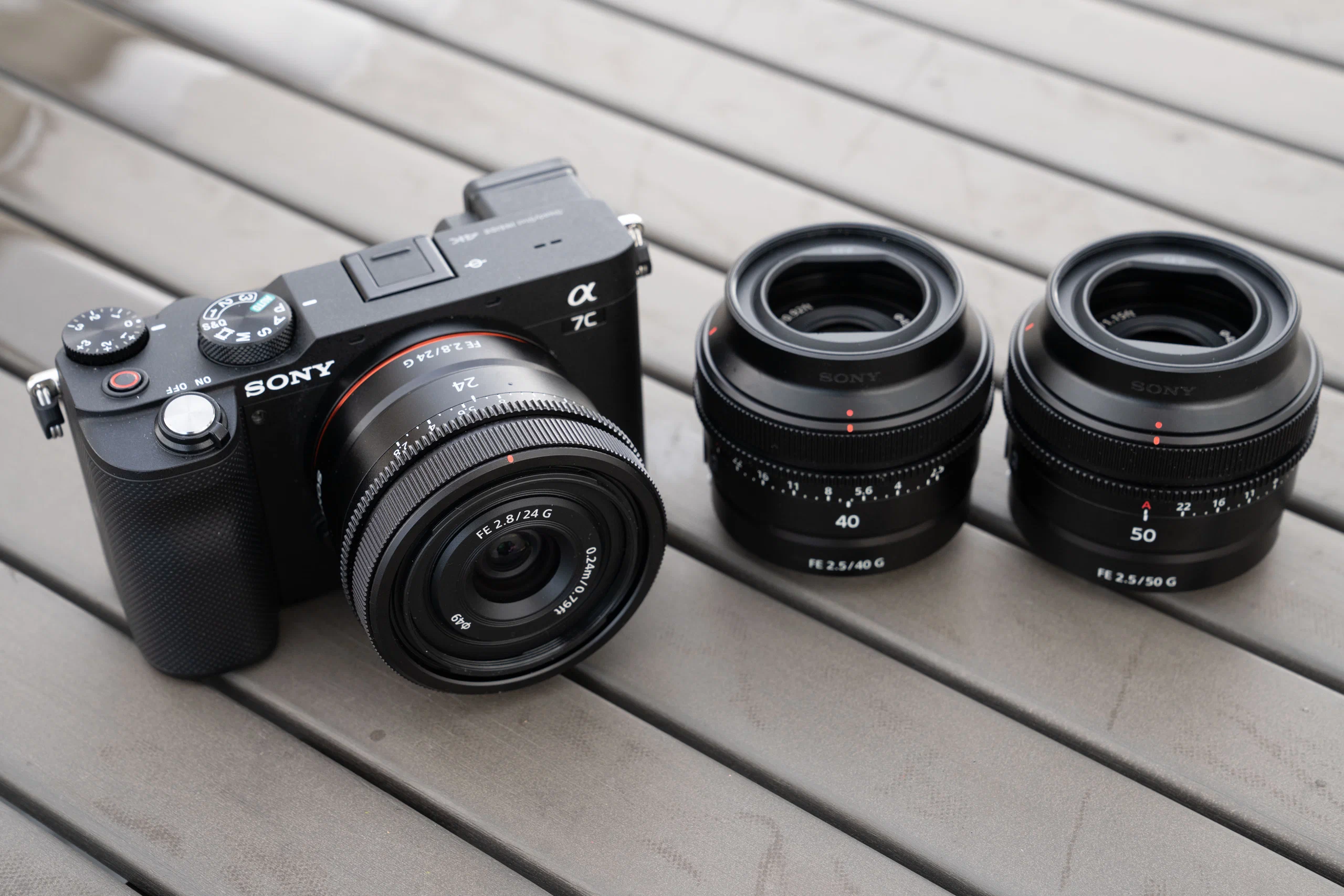 Giải mã toàn bộ ký hiệu trên ống kính Sony: FE, E, G, GM, ZA là gì?