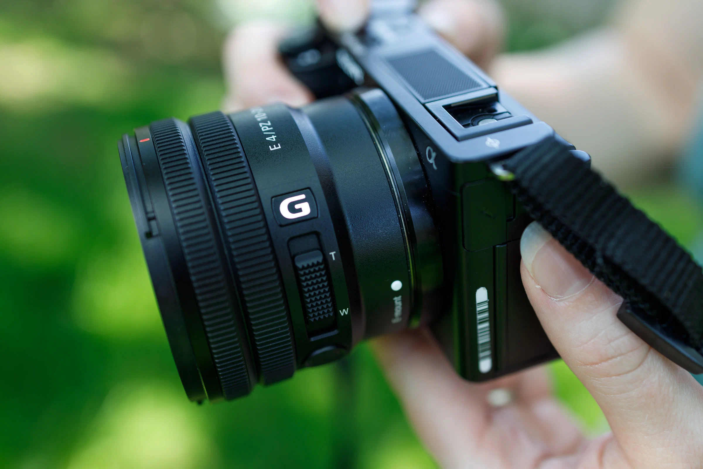 Giải mã toàn bộ ký hiệu trên ống kính Sony: FE, E, G, GM, ZA là gì?