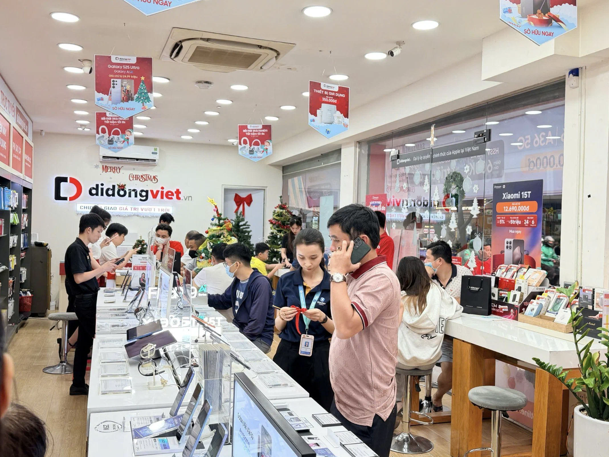 Di Động Việt tung ưu đãi 12/12: iPhone 17 Pro Max giảm mạnh, phụ kiện chỉ từ 59,000 VND