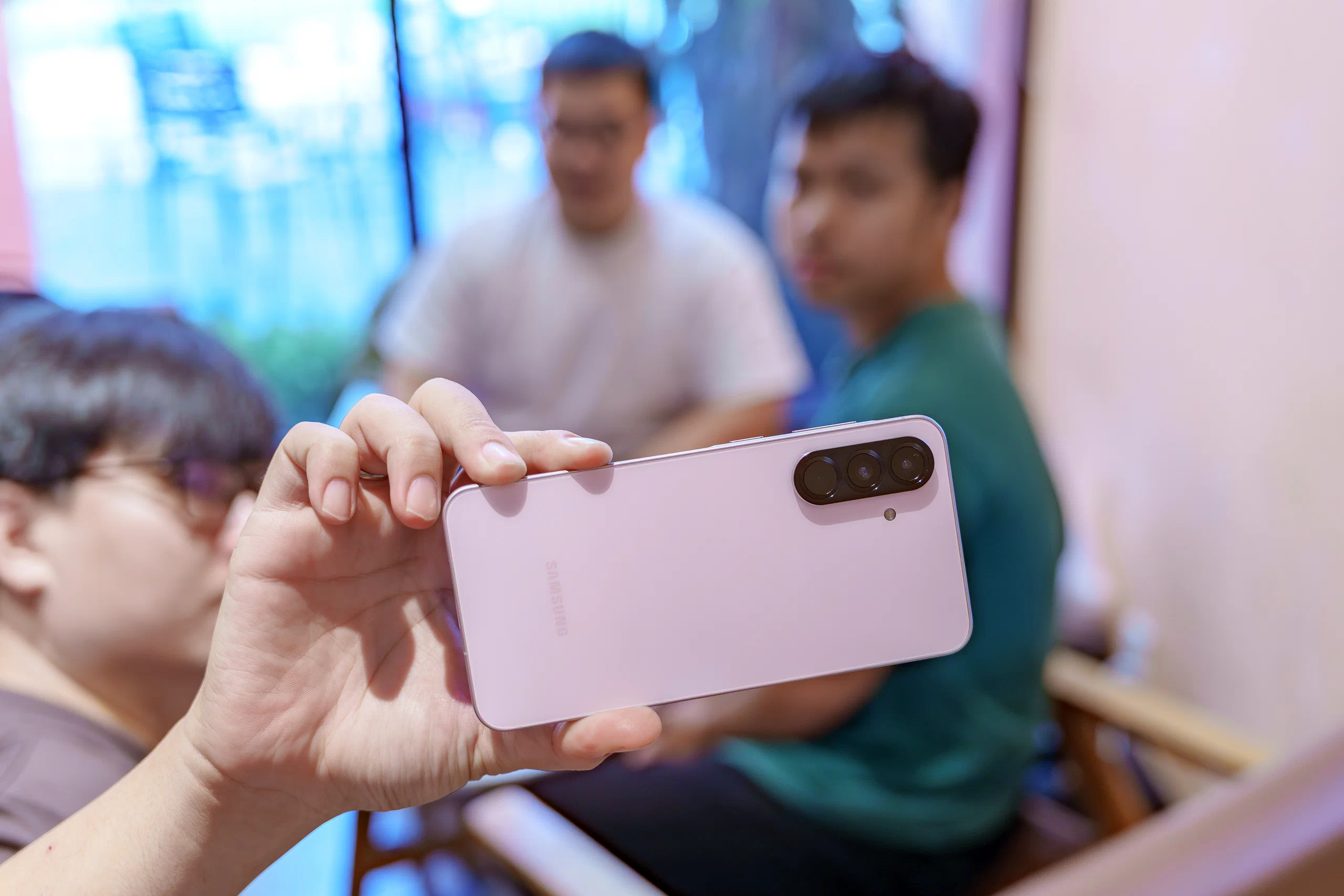 Sau khi sử dụng Galaxy A56 5G, chuẩn "điện thoại" của tôi đã thay đổi mãi mãi