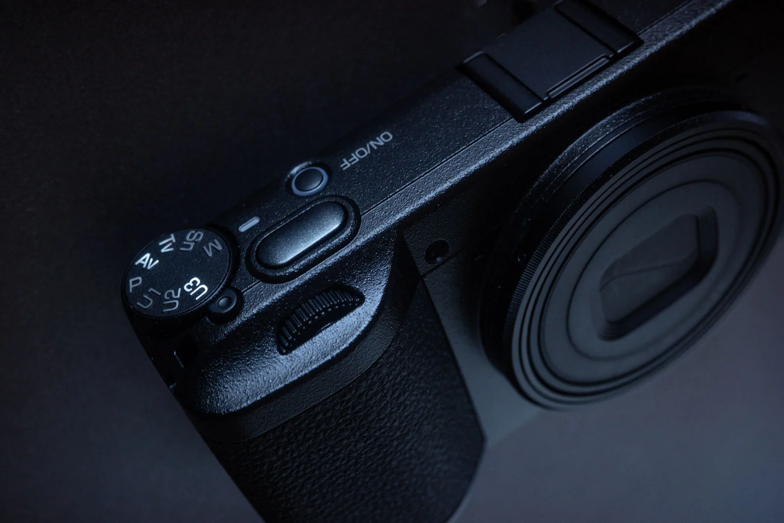 Ricoh GR IV HDF ra mắt: Thông số như GR IV, thay ND filter bằng HDF