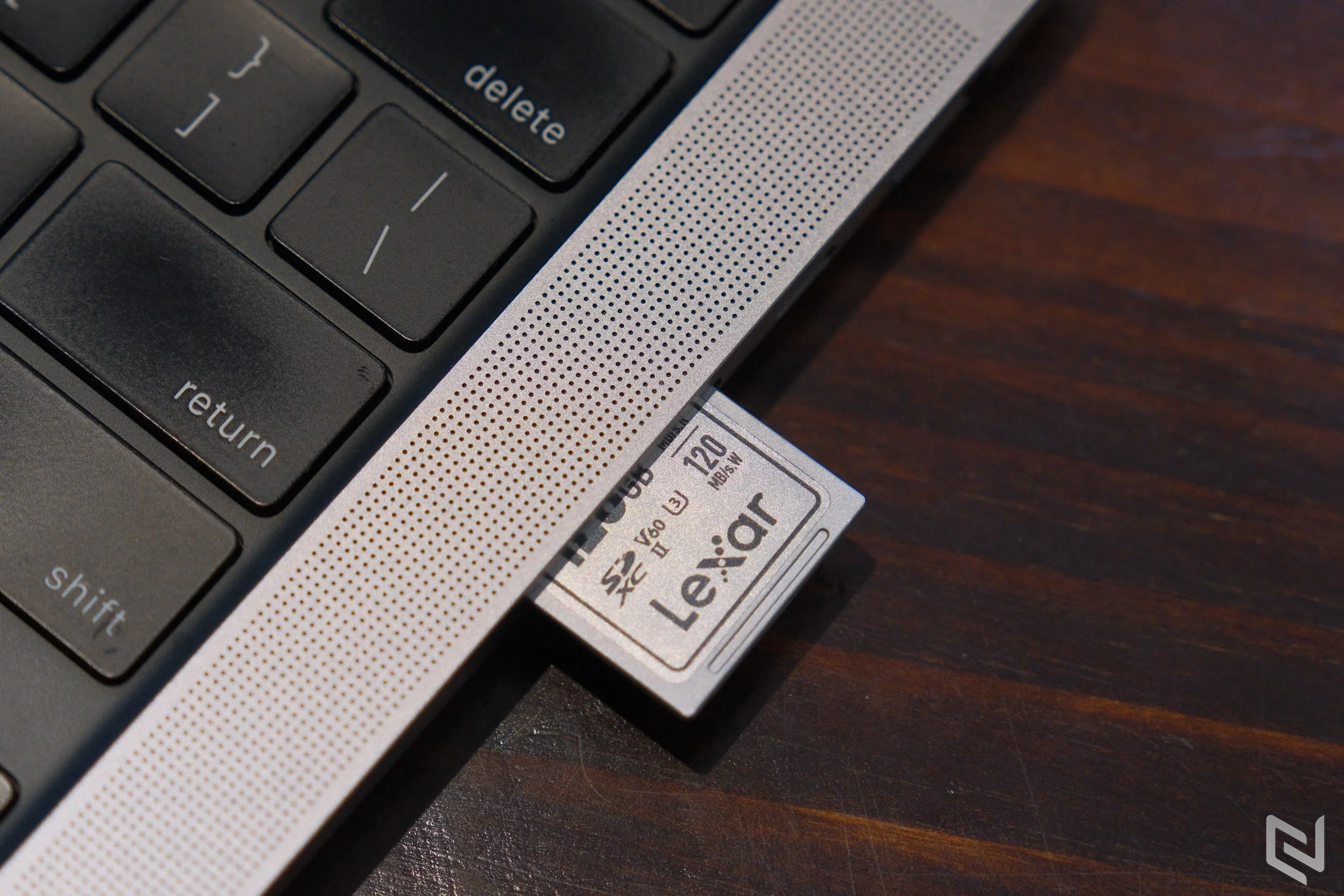 Nhiều người dùng phản ánh thẻ Lexar Armor kén khe SD trên MacBook