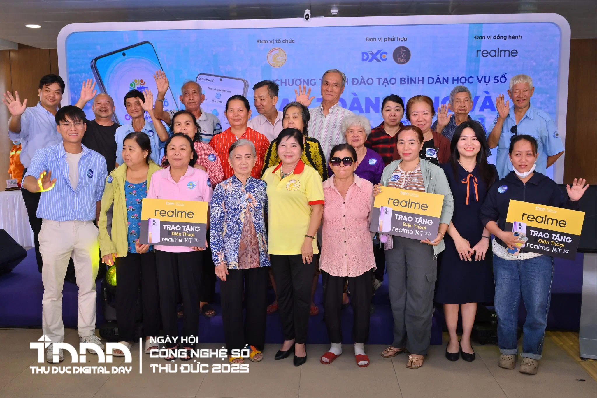 Không khí sôi động tại Thu Duc Digital Day 2025 khi người dân đổ về ga Metro trải nghiệm công nghệ số